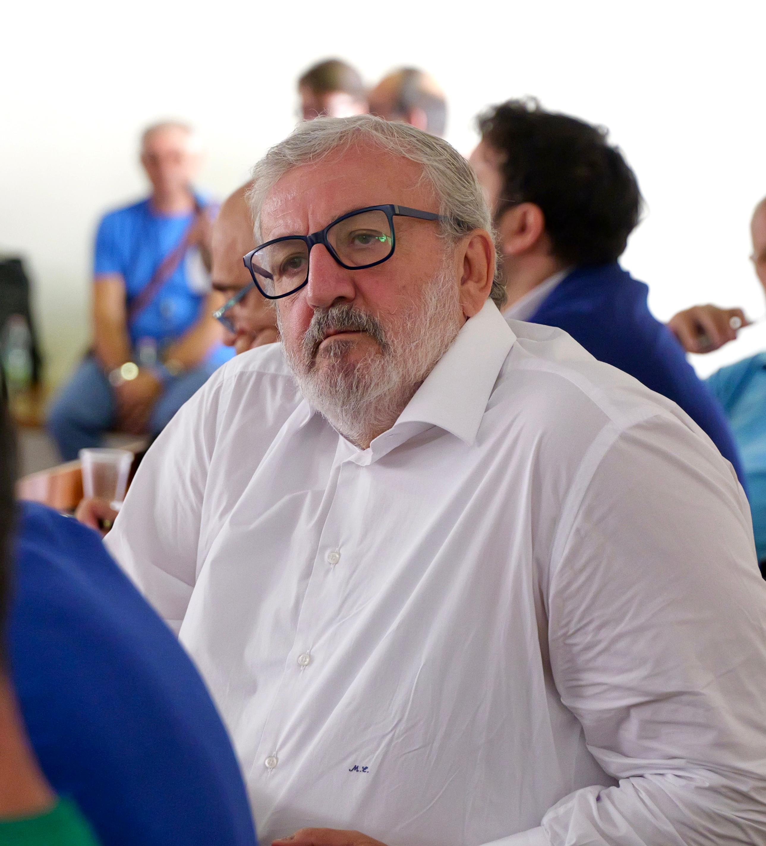 Galleria Il presidente Emiliano al consiglio di fabbrica ex Ilva: “il sindacato ci chiede di non mollare sulla decarbonizzazione e di non favorire la deindustrializzazione” - Diapositiva 4 di 7
