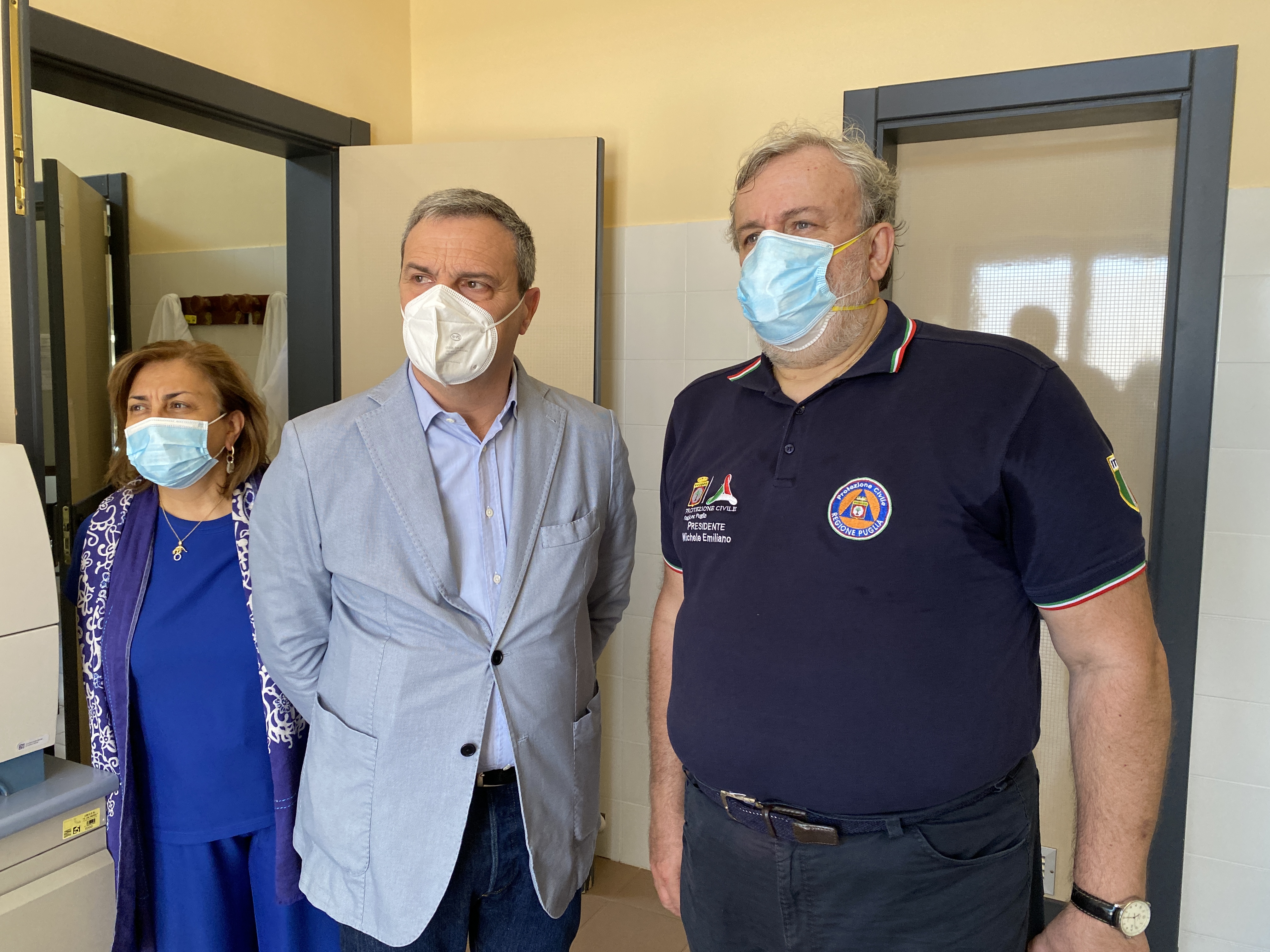 Galleria Emiliano visita il nuovo laboratorio di microbiologia e virologia del “De Bellis” di Castellana: può processare oltre 800 tamponi al giorno - Diapositiva 1 di 8