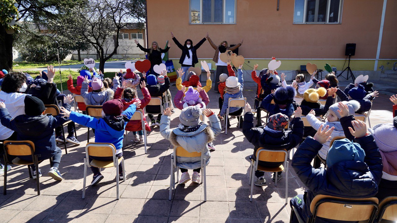 Galleria Emiliano partecipa al laboratorio di Costituzione con i bambini della scuola dell’infanzia “Lascito Ranieri” di Bari - Diapositiva 4 di 13