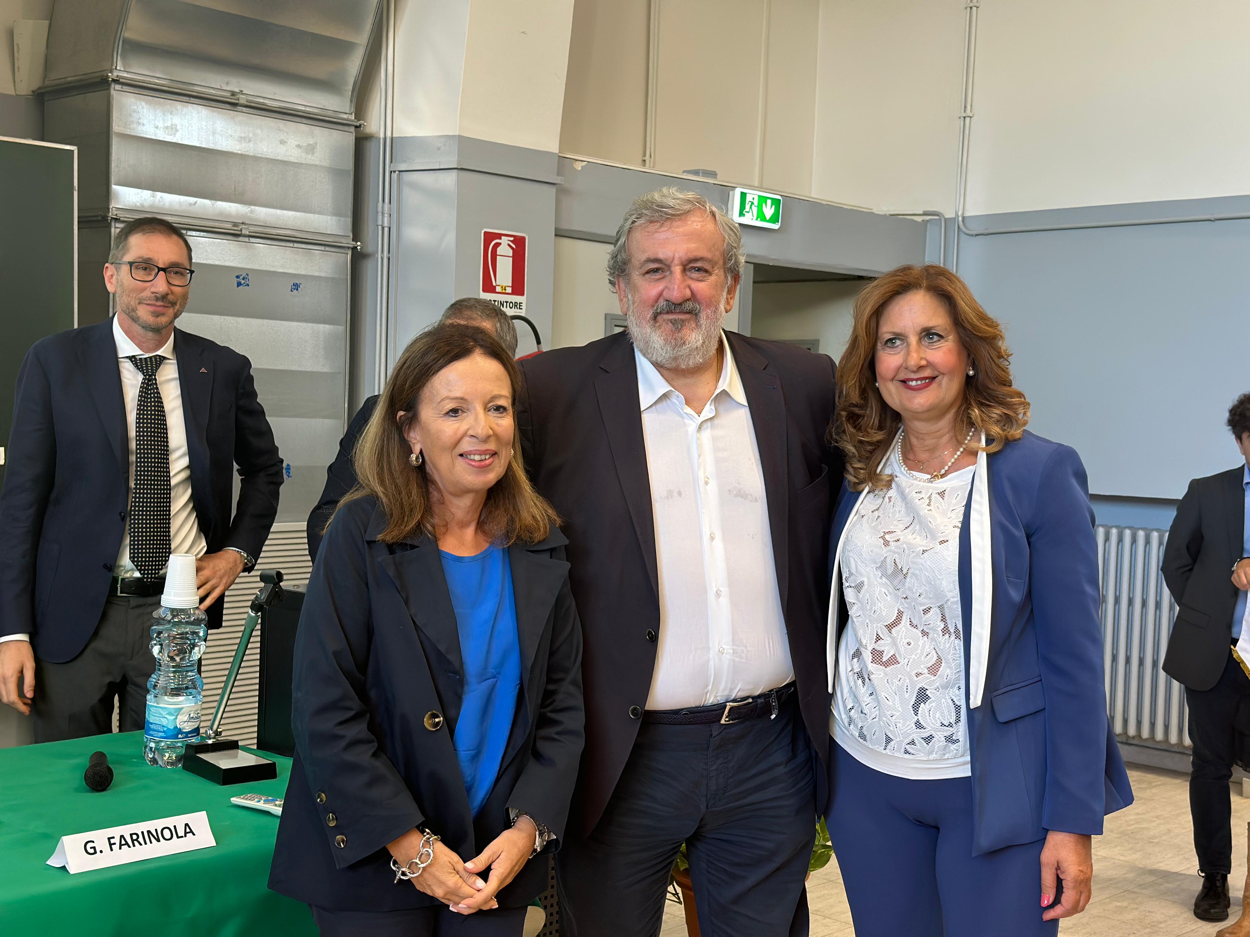 Galleria GIOCHI DELLA CHIMICA, EMILIANO E FARINOLA (SCI) HANNO INCONTRATO GLI STUDENTI PUGLIESI DISTINTISI ALL’ULTIMA EDIZIONE - Diapositiva 8 di 11