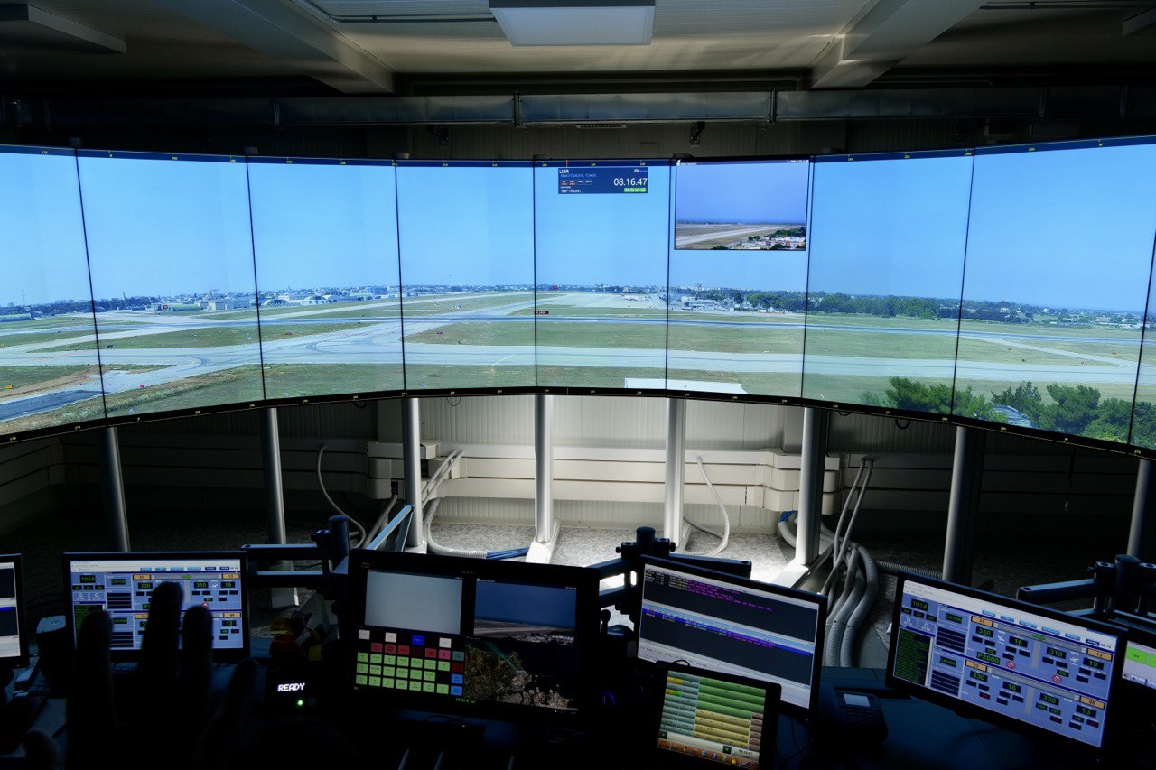 Galleria Aeroporto di Brindisi, Emiliano all’apertura della prima Torre di controllo gestita da remoto: “Il capitale umano qui impiegato farà un salto di qualità” - Diapositiva 3 di 15