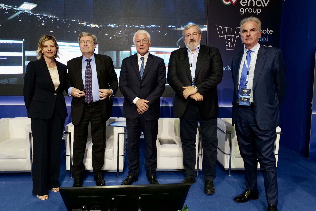 Galleria Aeroporto di Brindisi, Emiliano all’apertura della prima Torre di controllo gestita da remoto: “Il capitale umano qui impiegato farà un salto di qualità” - Diapositiva 13 di 15