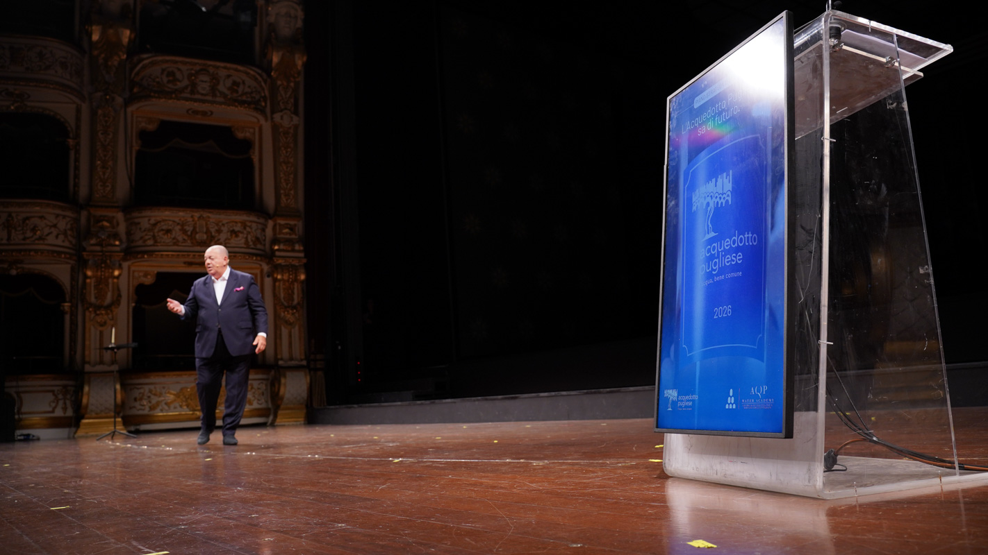 Galleria Emiliano alla presentazione del Piano Strategico di Aqp: “Azienda che incarna l’efficienza e l’economicità della gestione mantenendo uno strettissimo legame con i cittadini” - Diapositiva 1 di 4