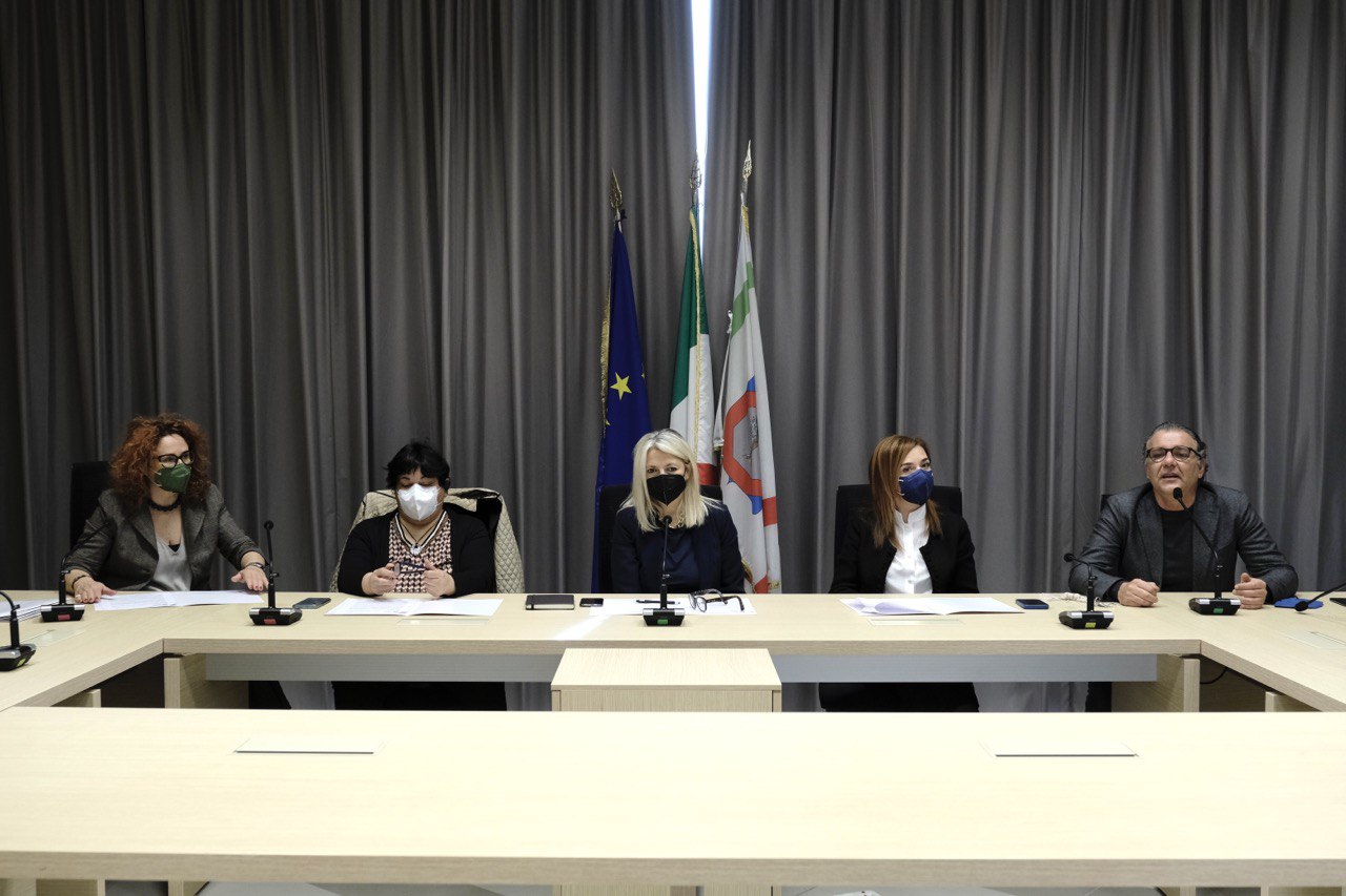 Galleria Le donne di Giunta e Consiglio regionale alzano la voce: “Unite per essere sempre più determinanti nella politica pugliese, senza lasciarsi intimidire da gesti vili e gravi offese” - Diapositiva 6 di 11