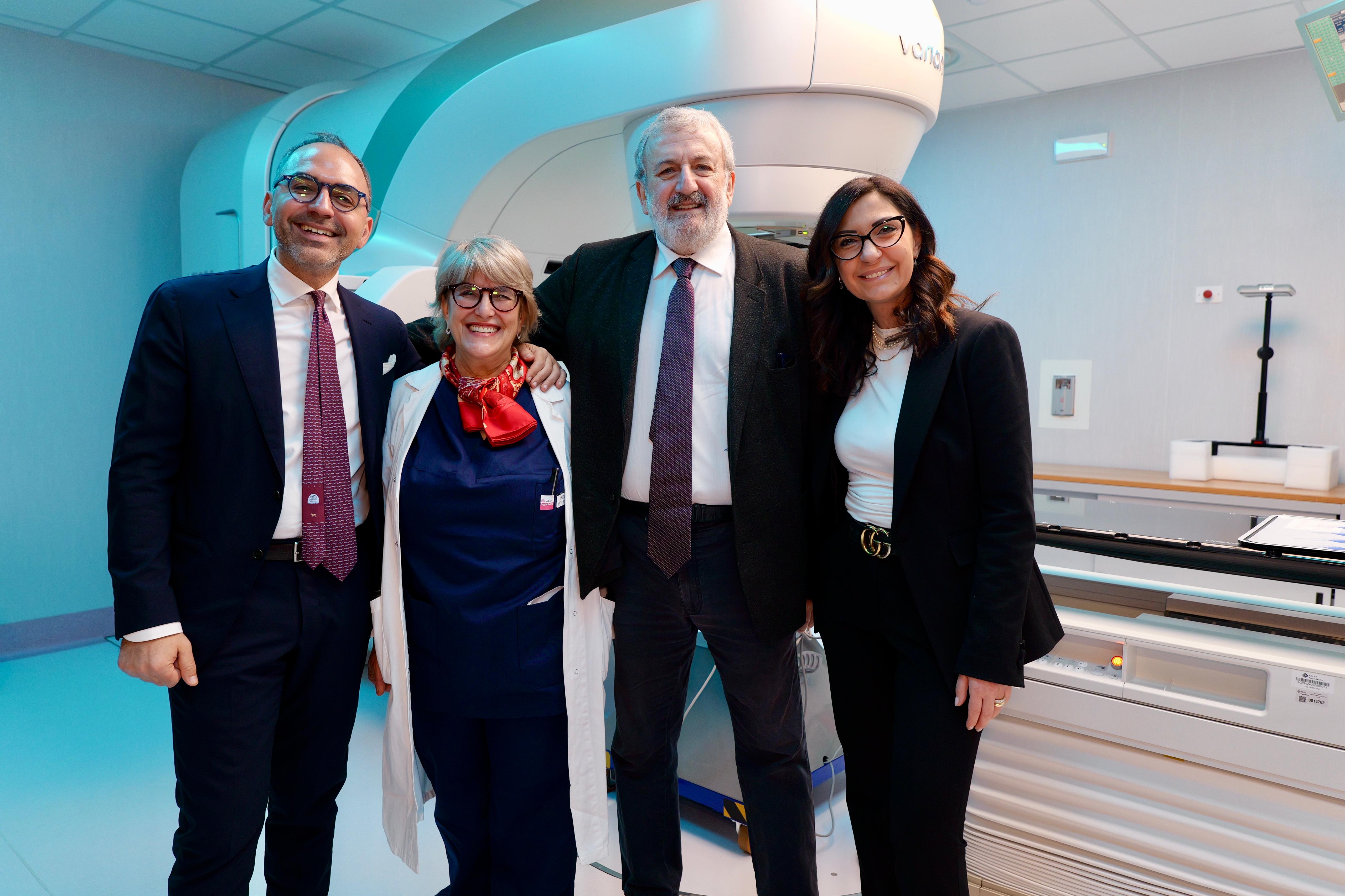 Galleria OSPEDALE DIMICCOLI DI BARLETTA: EMILIANO, PIEMONTESE E DIMATTEO ALL’ATTIVAZIONE DEL SECONDO  NUOVO ACCELERATORE LINEARE - Diapositiva 1 di 16