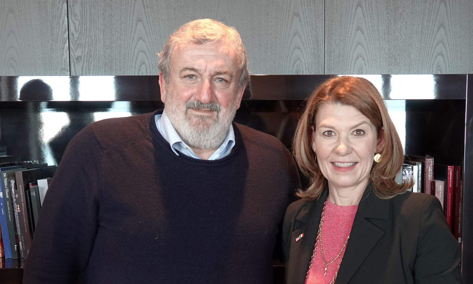 Galleria IL PRESIDENTE MICHELE EMILIANO INCONTRA LA CONSOLE GENERALE USA A NAPOLI TRACY ROBERTS-POUNDS - Diapositiva 2 di 4