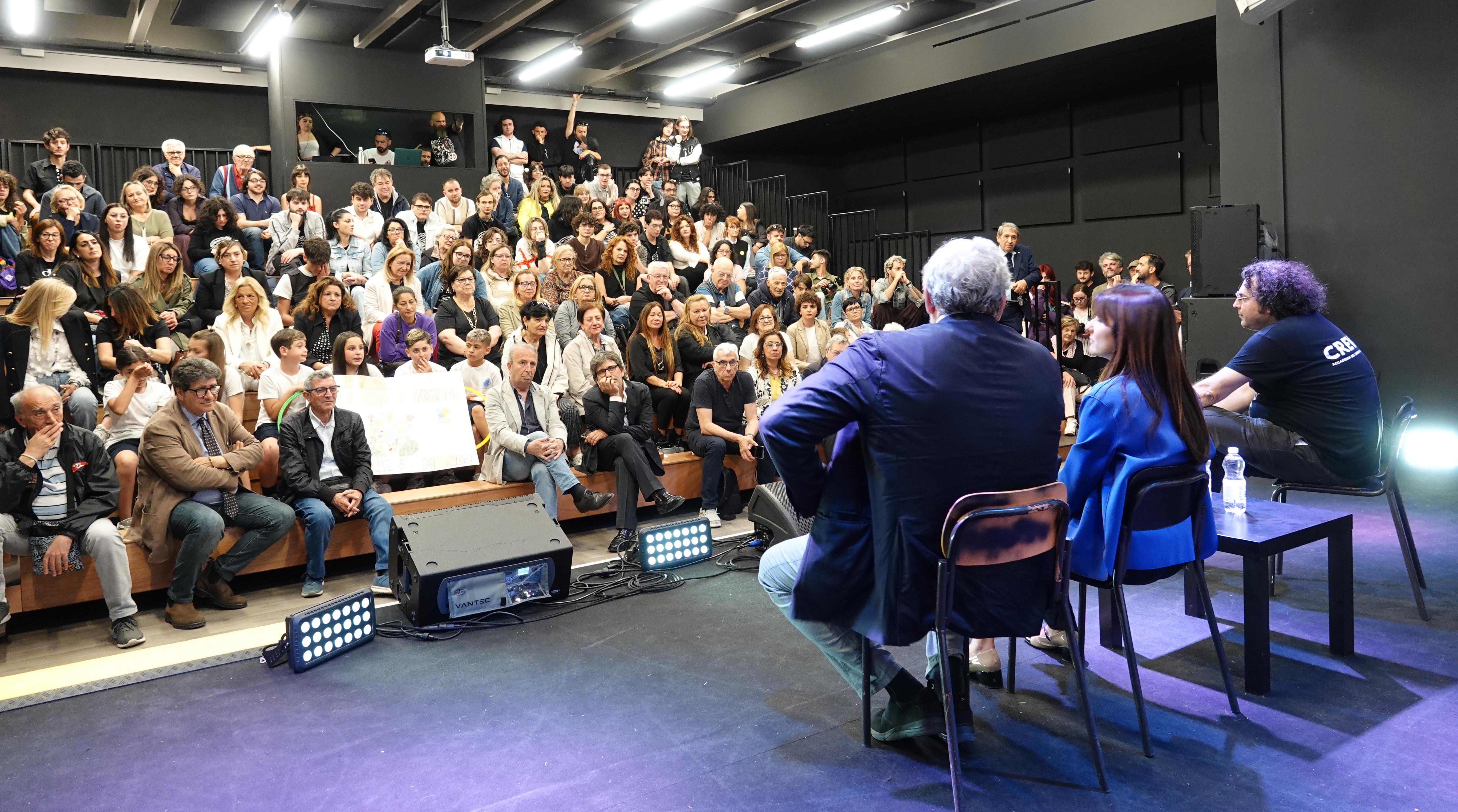 Galleria BARI, EMILIANO ALL’ACCADEMIA DEL CINEMA DI SAN PIO PER LA SECONDA TAPPA DEL TOUR DI ASCOLTO DEI CANTIERI INNOVATIVI DI ANTIMAFIA SOCIALE: “QUESTO È IL SIMBOLO DEL NOSTRO DESIDERIO DI RECUPERARE LE PERIFERIE” - Diapositiva 5 di 8