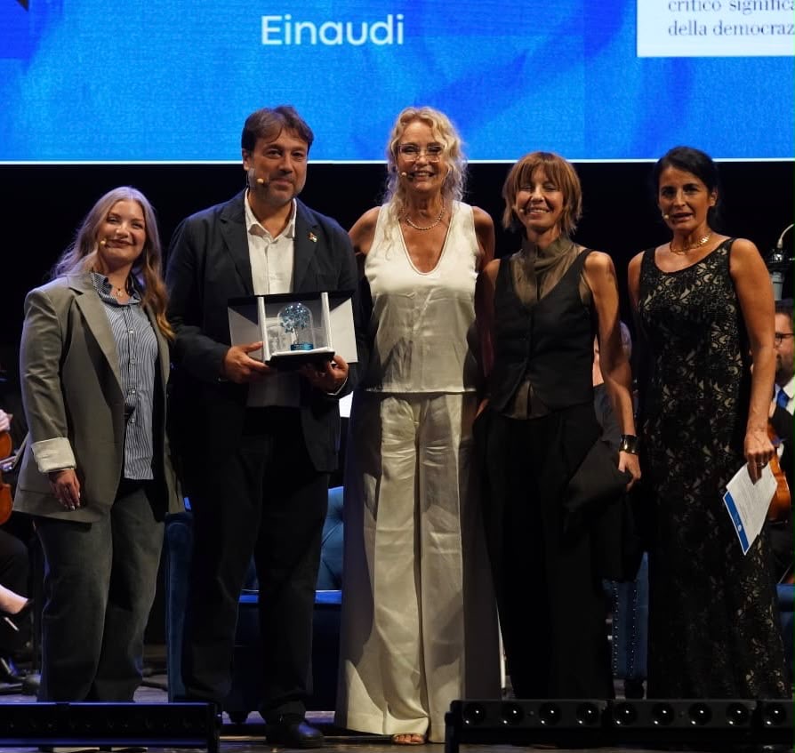 Galleria Premio “I Fiori Blu”, a Foggia la settima edizione incorona Annalisa Cuzzocrea. Riconoscimenti anche a Francesco Carofiglio e Tomaso Montanari - Diapositiva 2 di 3