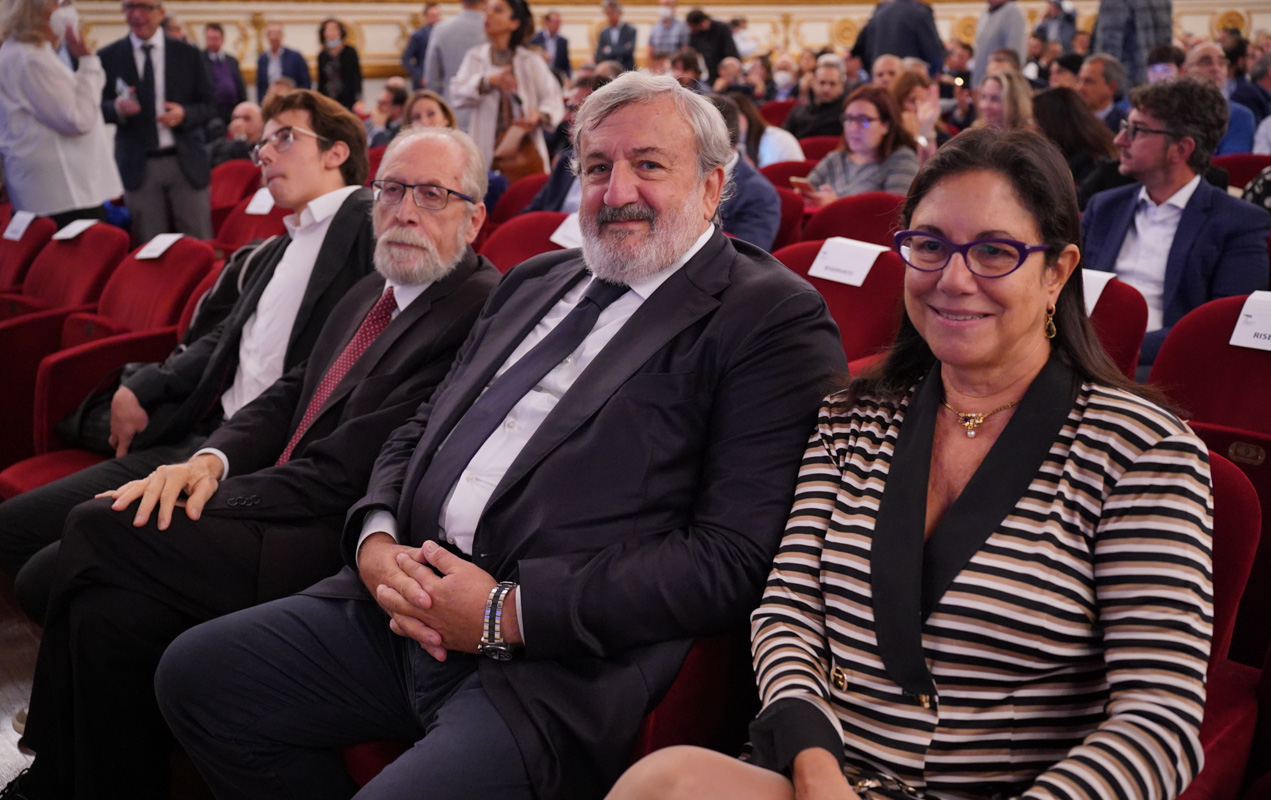 Galleria Emiliano alla presentazione del Piano Strategico di Aqp: “Azienda che incarna l’efficienza e l’economicità della gestione mantenendo uno strettissimo legame con i cittadini” - Diapositiva 4 di 4