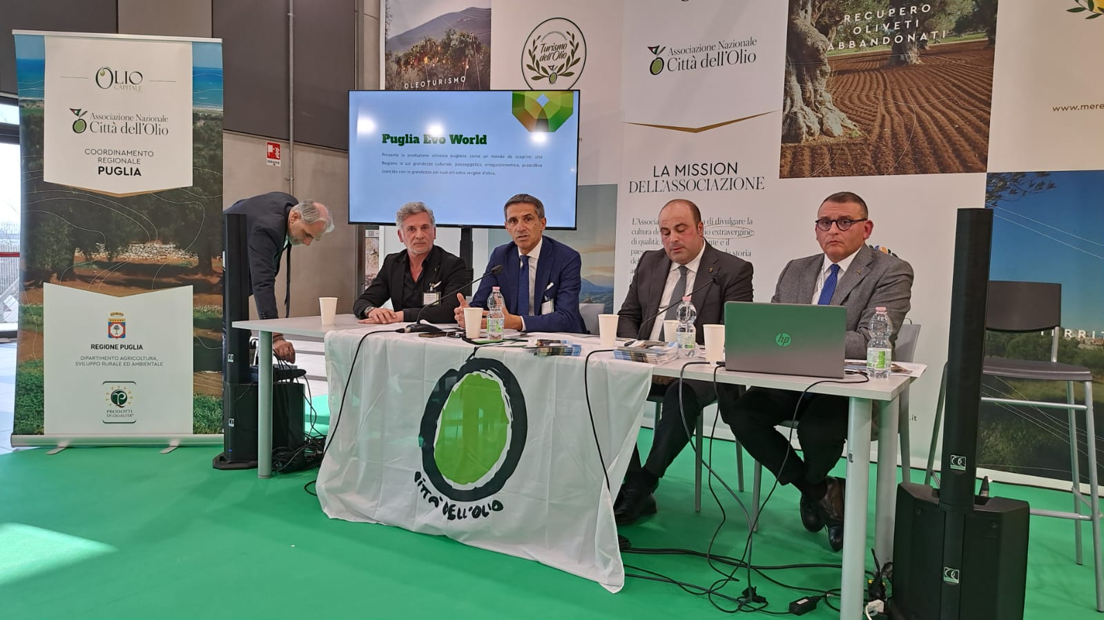 Galleria La Puglia a Olio Capitale 2023 di Trieste: il bilancio della prima giornata fieristica - Diapositiva 1 di 9