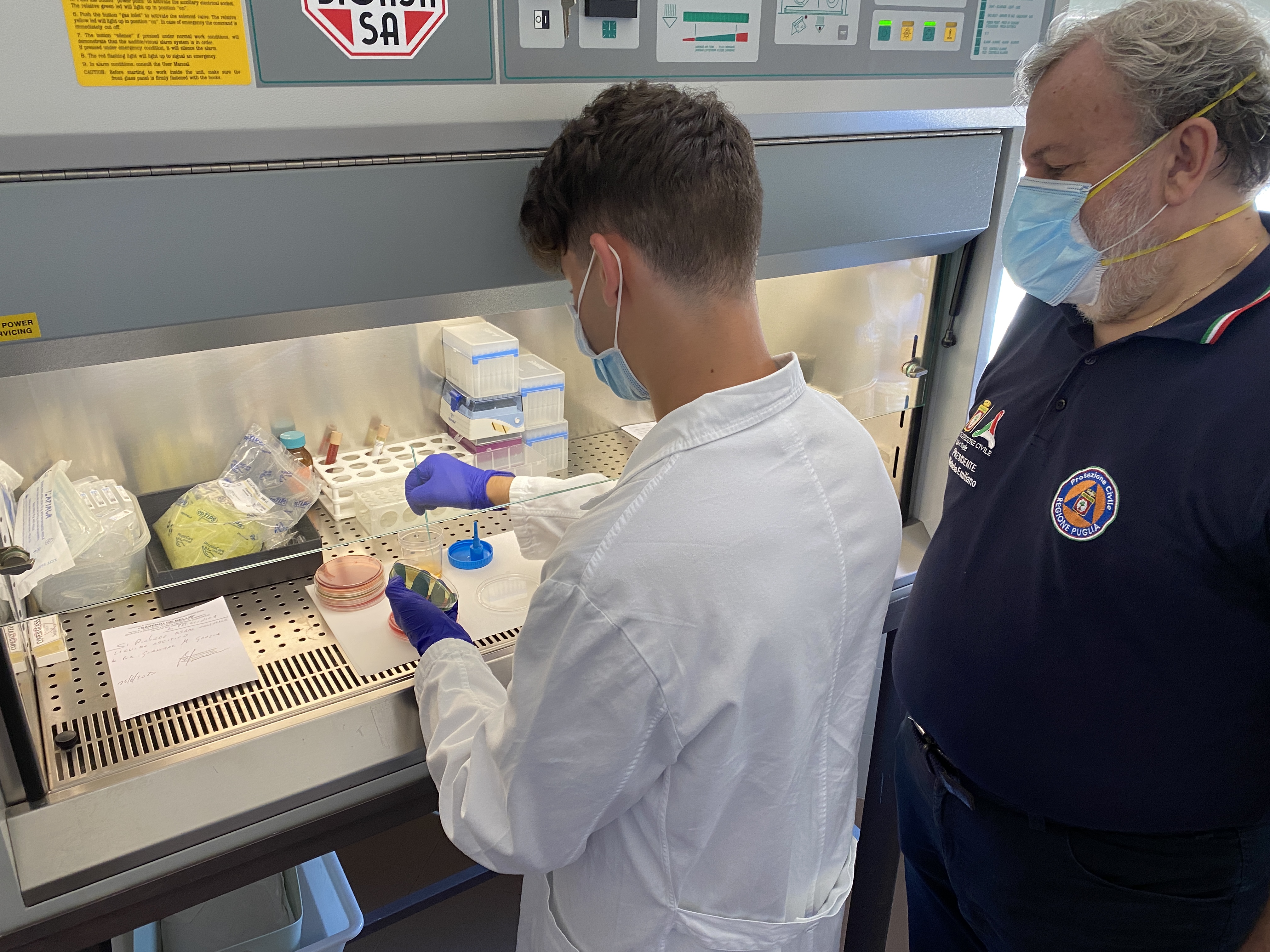 Galleria Emiliano visita il nuovo laboratorio di microbiologia e virologia del “De Bellis” di Castellana: può processare oltre 800 tamponi al giorno - Diapositiva 2 di 8