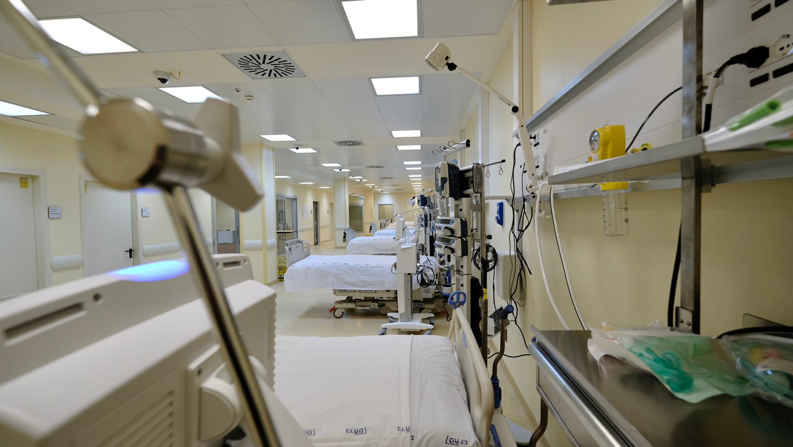 Galleria Potenziamento della rete ospedaliera. Attivati sedici posti di terapia intensiva respiratoria Covid al Dea “V. Fazzi” - Diapositiva 11 di 19