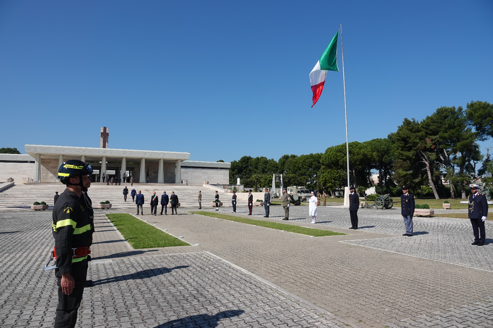 Galleria CELEBRAZIONI DEL 77° ANNIVERSARIO DELLA FONDAZIONE DELLA REPUBBLICA A BARI. EMILIANO: “RICORRENZA CELEBRATA TUTTO L’ANNO DA CHI SVOLGE IL PROPRIO DOVERE” - Diapositiva 2 di 12