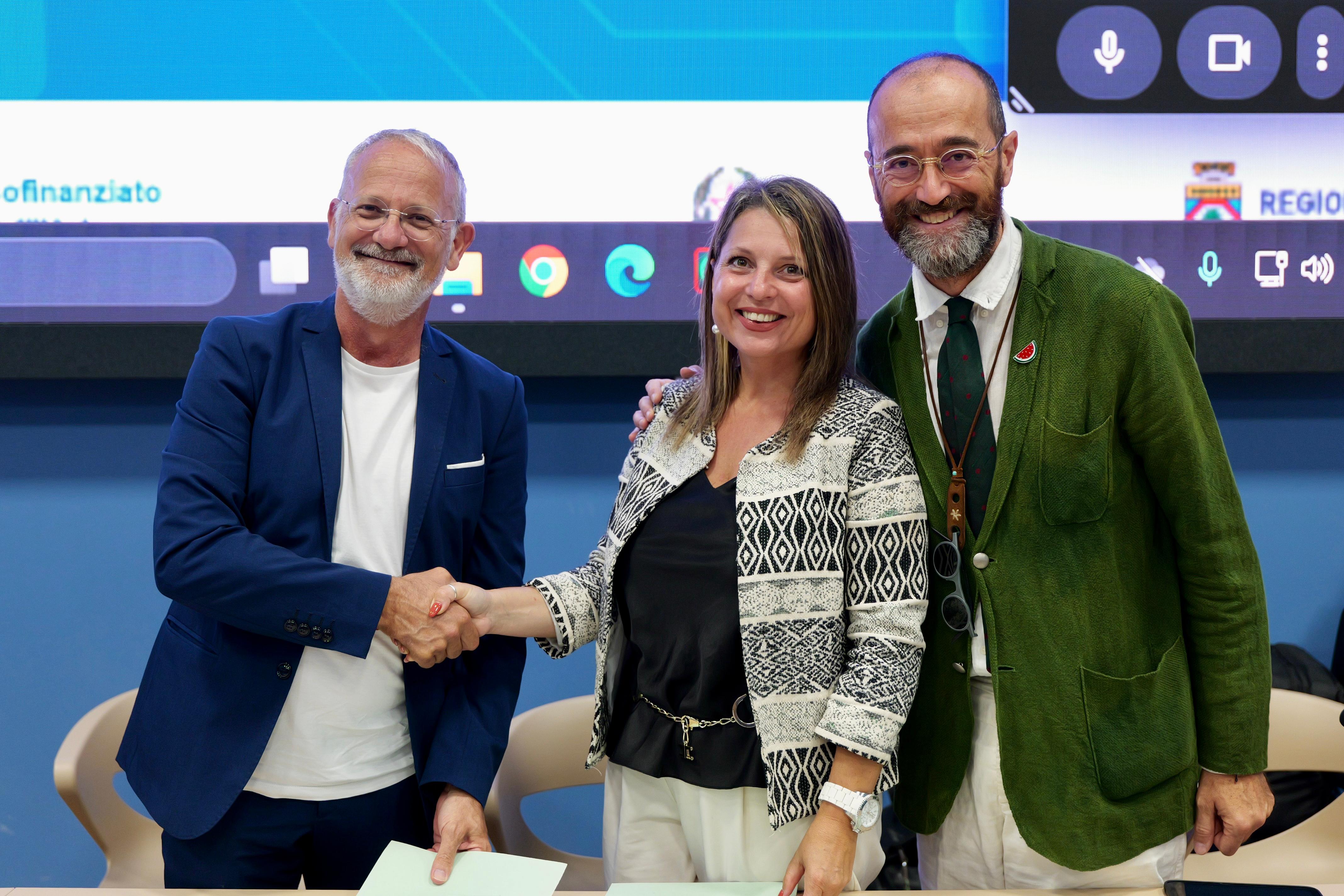 Galleria Tutta la cultura che c’è: presentati in Fiera del Levante traguardi e sfide delle Politiche culturali della Regione Puglia. Siglato con Puglia Culture il protocollo d’intesa per il Coordinamento per la Cura dei Luoghi - Diapositiva 1 di 9