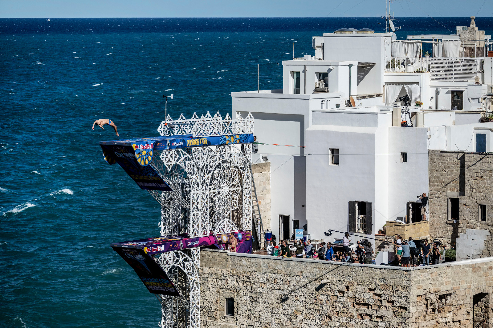 Galleria L’1 e 2 luglio 2023 l’élite del Red Bull Cliff Diving  torna per la 10° volta a Polignano a Mare - Diapositiva 4 di 16