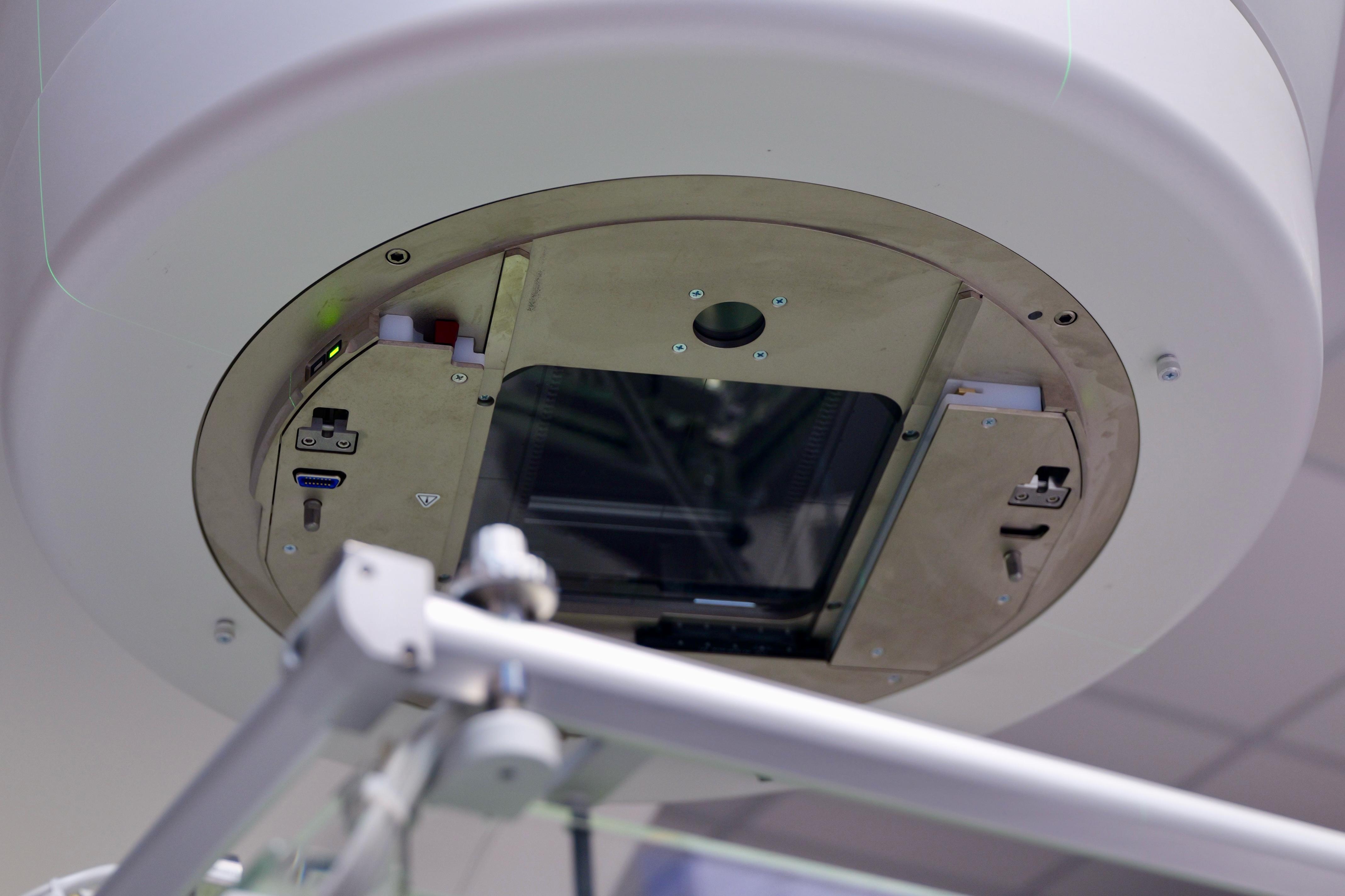 Galleria OSPEDALE DIMICCOLI DI BARLETTA: EMILIANO, PIEMONTESE E DIMATTEO ALL’ATTIVAZIONE DEL SECONDO  NUOVO ACCELERATORE LINEARE - Diapositiva 12 di 16