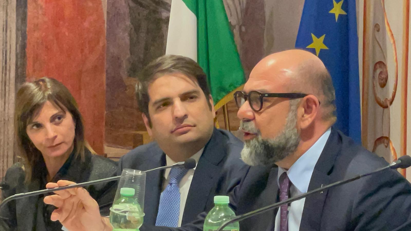 Galleria ROMA, EMILIANO ALLA PRESENTAZIONE DEL CARNEVALE DI PUTIGNANO 2023 CON IL MINISTRO SANGIULIANO, IL PRESIDENTE DELLA COMMISSIONE CULTURA MARTI E LA MADRINA MARA VENIER. - Diapositiva 2 di 10