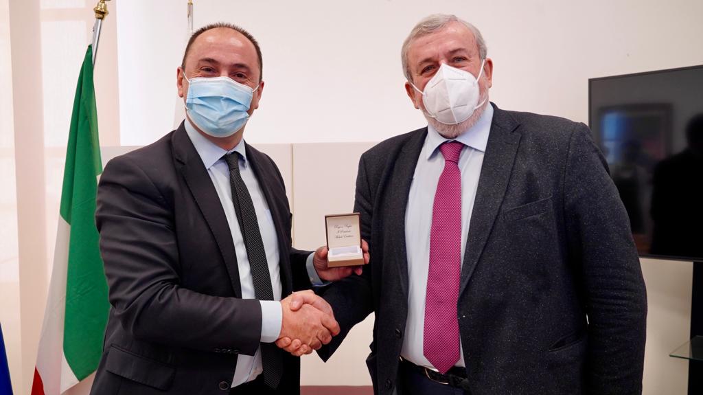 Galleria EMILIANO E DELLI NOCI RICEVONO IL MINISTRO DELLE INFRASTRUTTURE E L'AMBASCIATORE DEL KOSOVO: “RAFFORZARE I RAPPORTI DI COLLABORAZIONE TRA LA PUGLIA E IL PIÙ GIOVANE PAESE D’EUROPA” - Diapositiva 7 di 15