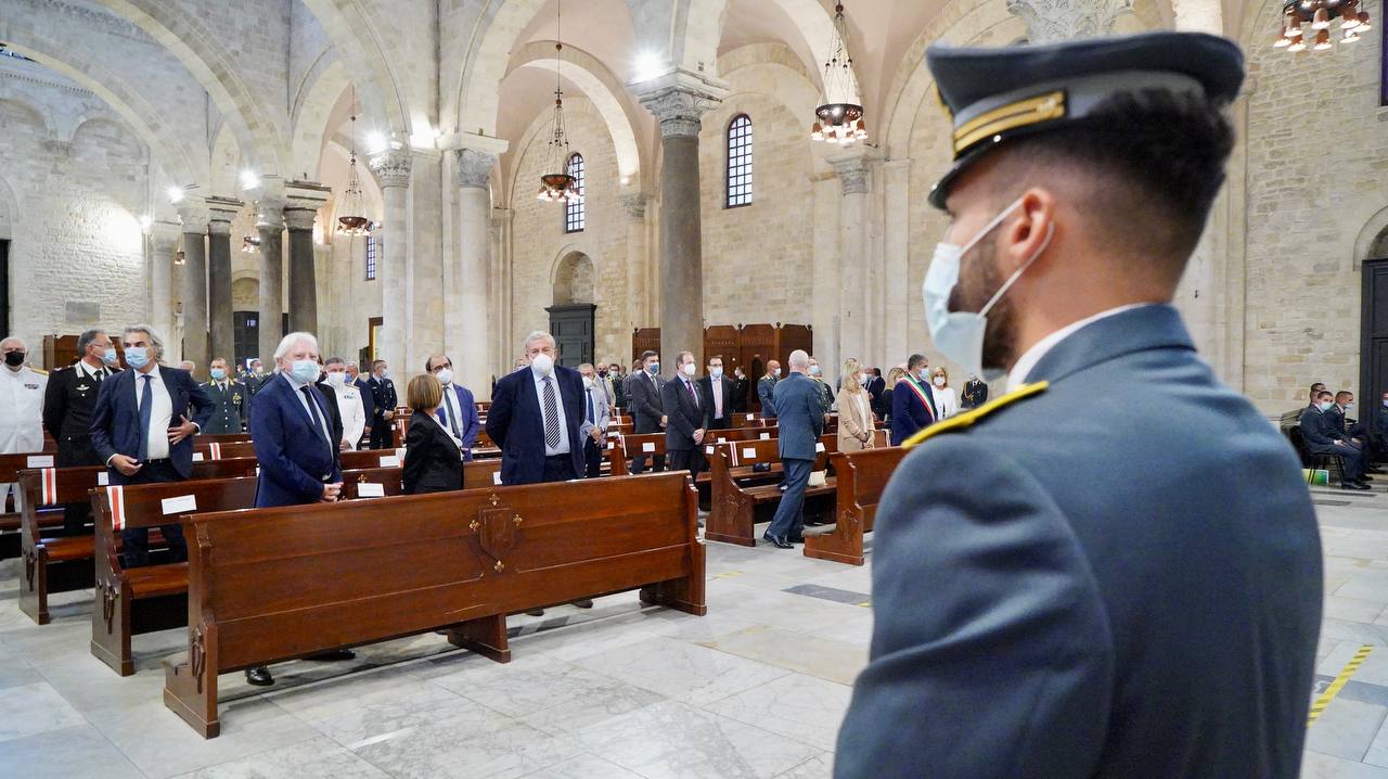 Galleria EMILIANO OGGI ALLE CELEBRAZIONI DELLA GUARDIA DI FINANZA - Diapositiva 3 di 11