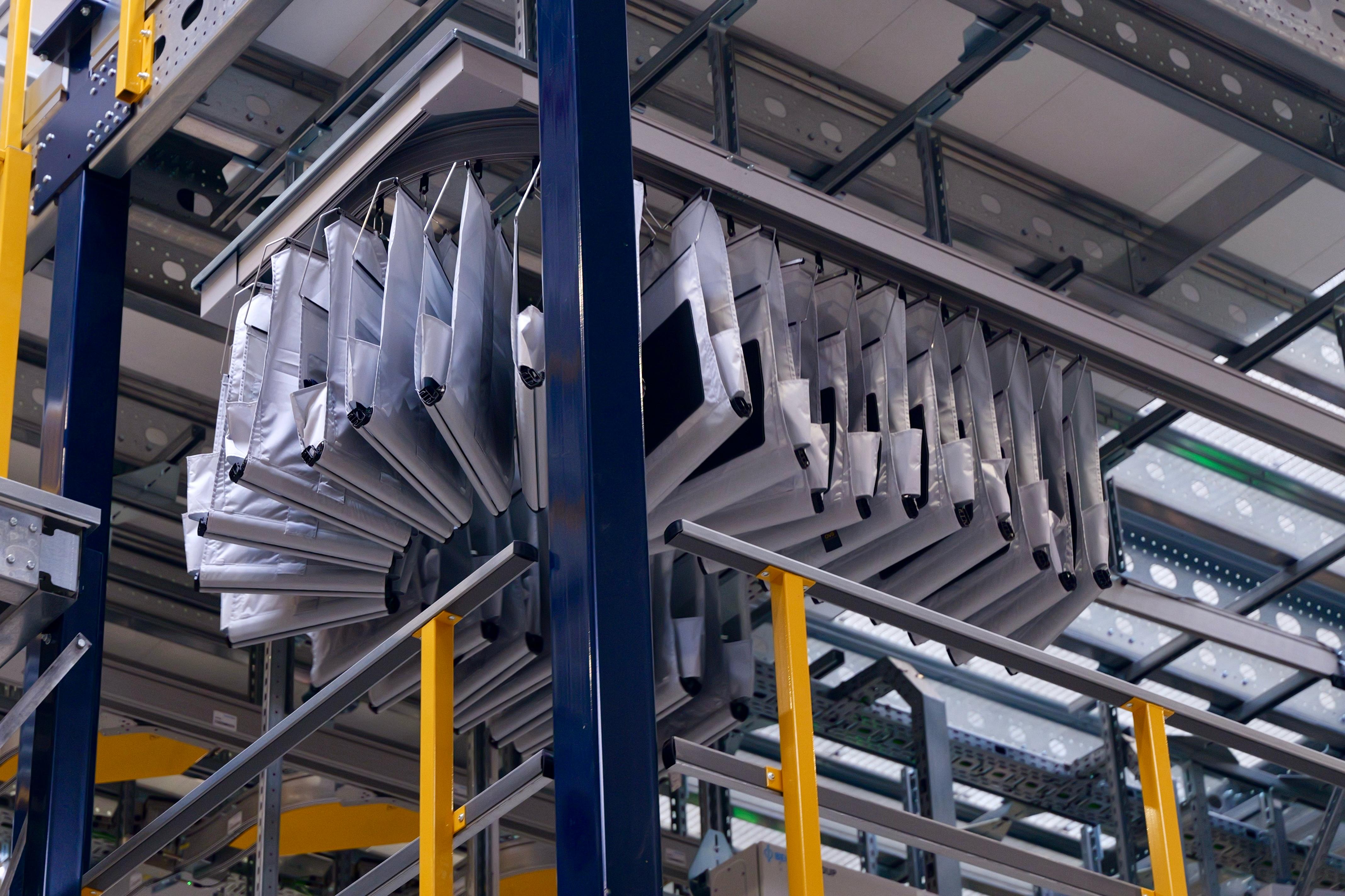 Galleria Gruppo OVS presenta in Puglia il nuovo polo di innovazione tecnologica e il centro evoluto per il riutilizzo dei capi in ottica di economia circolare - Diapositiva 5 di 11