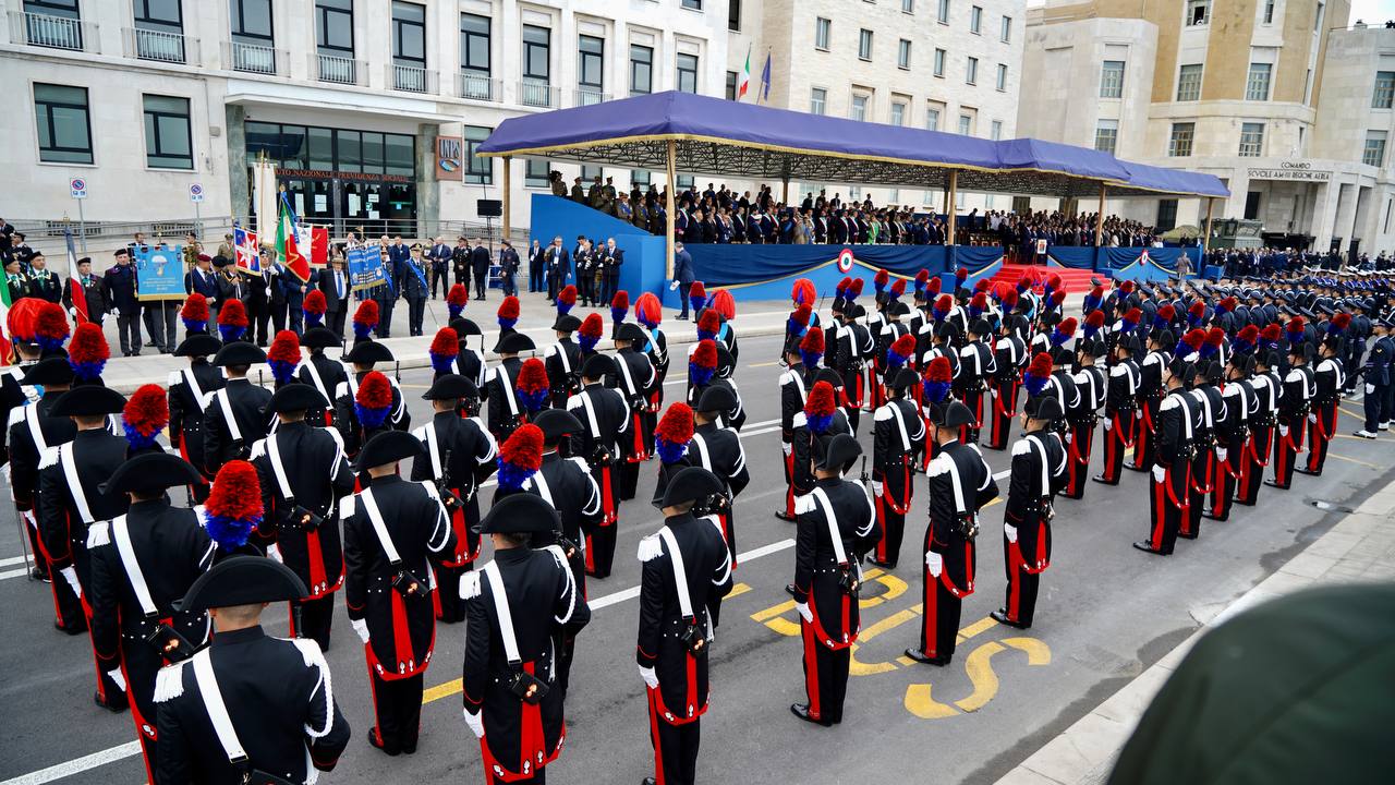 Galleria IL PRESIDENTE EMILIANO ALLE CELEBRAZIONI PER IL GIORNO DELL’UNITÀ NAZIONALE E LA FESTA DELLE FORZE ARMATE CON IL PRESIDENTE MATTARELLA - Diapositiva 1 di 12