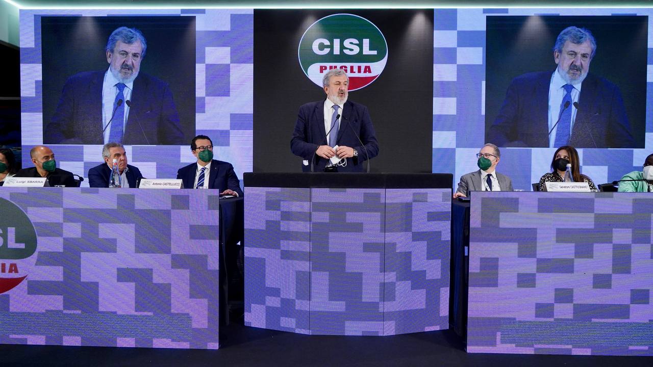 Galleria Il presidente Emiliano e gli assessori Leo, Palese, Pentassuglia al XIII Congresso regionale Cisl Puglia a Bari - Diapositiva 5 di 18