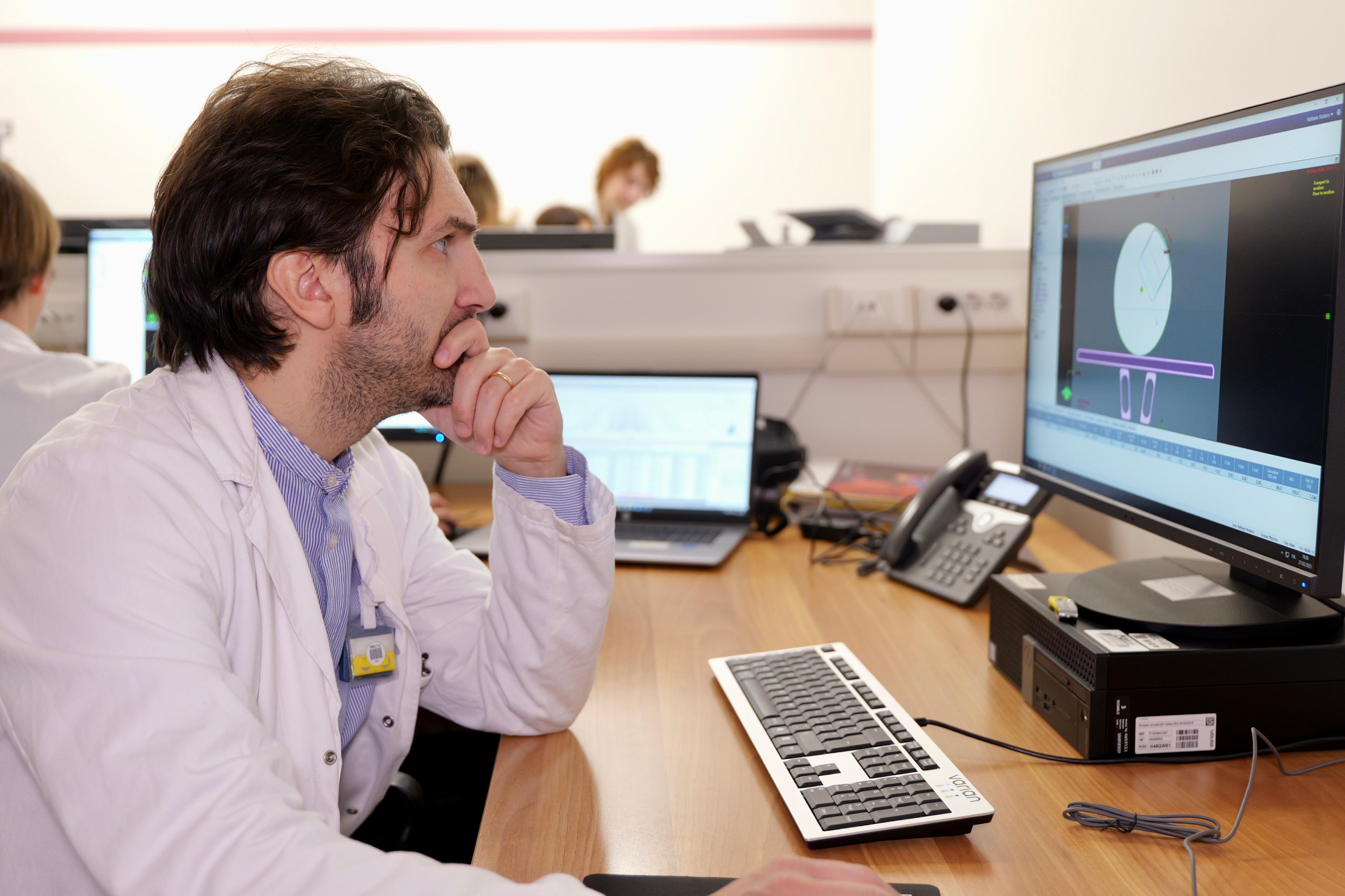 Galleria OSPEDALE DIMICCOLI DI BARLETTA: EMILIANO, PIEMONTESE E DIMATTEO ALL’ATTIVAZIONE DEL SECONDO  NUOVO ACCELERATORE LINEARE - Diapositiva 4 di 16