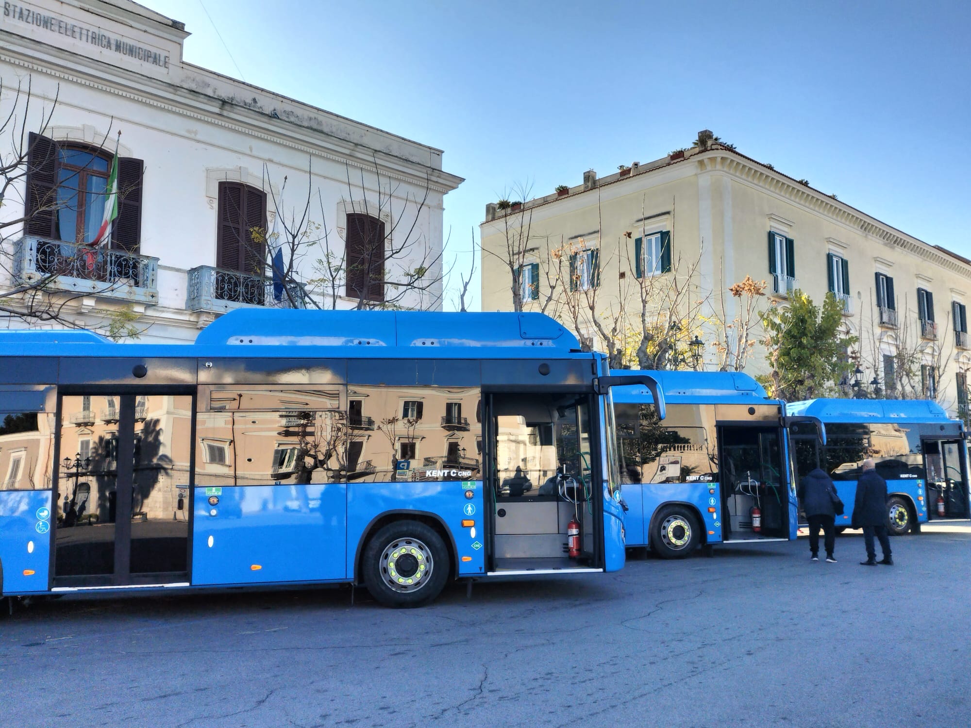 Galleria Trasporti, l’assessore Ciliento a Trani per la presentazione di 3 nuovi autobus a metano dell’Amet - Diapositiva 4 di 6