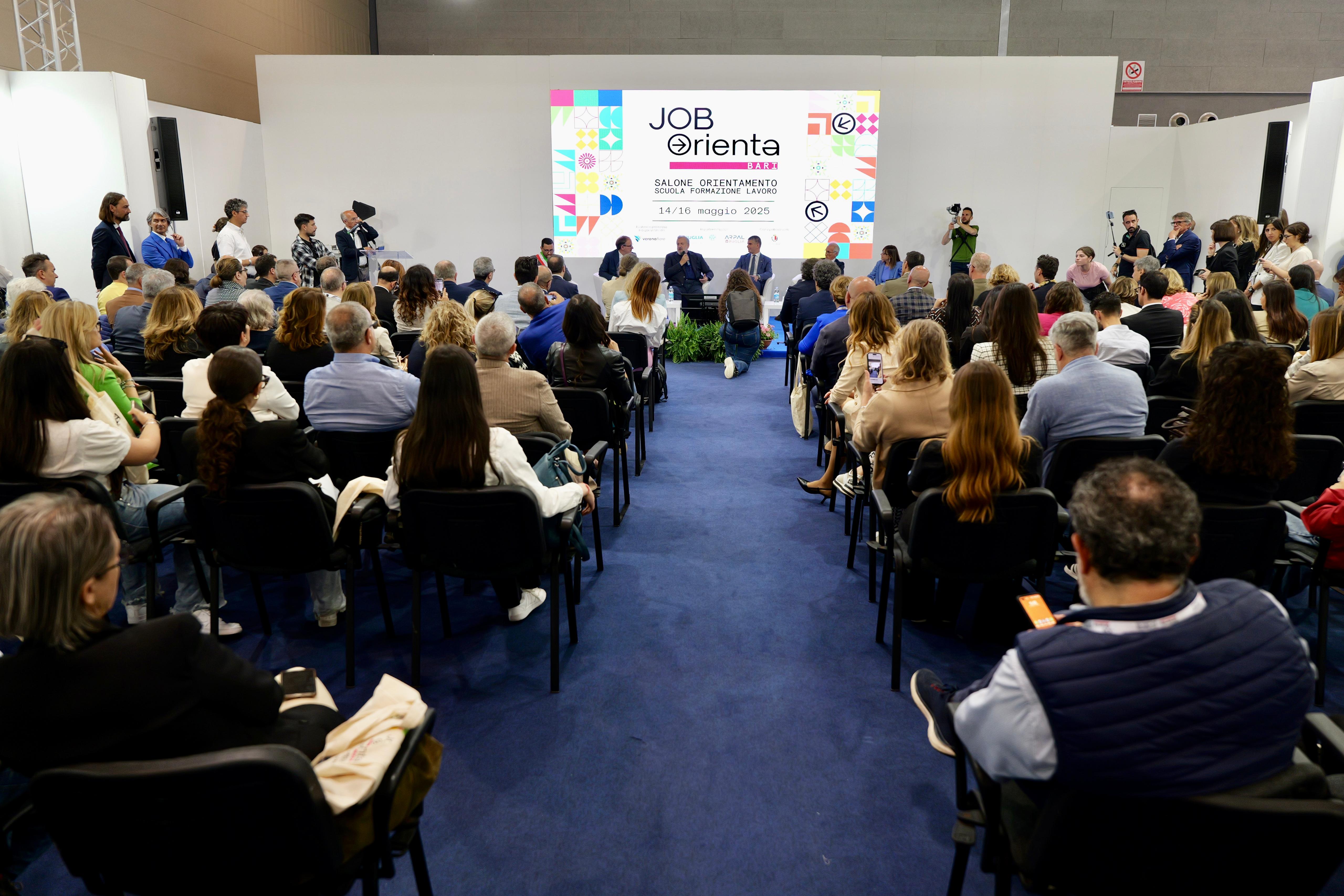 Galleria AL VIA OGGI LA PRIMA EDIZIONE JOB&ORIENTA BARI - Diapositiva 4 di 11