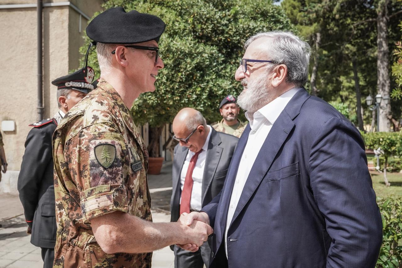 Galleria IL PRESIDENTE EMILIANO ALLA CERIMONIA DI AVVICENDAMENTO DELLA BRIGATA PINEROLO: “GRANDE LAVORO SVOLTO IN QUESTI ANNI E DURANTE IL G7” - Diapositiva 6 di 8
