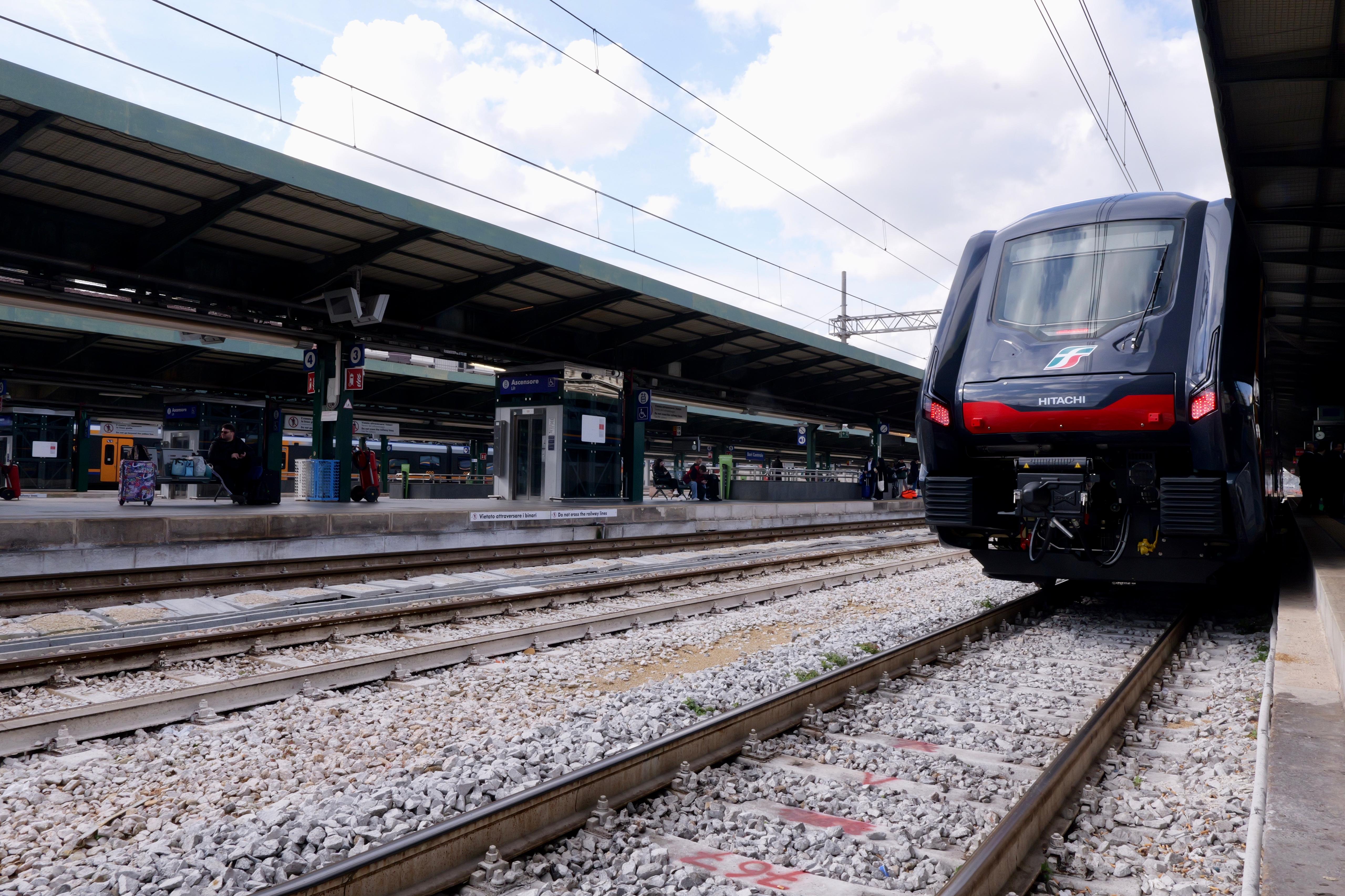 Galleria Trasporti, presentati i due nuovi treni elettrici a due piani del Regionale di Trenitalia - Diapositiva 6 di 24