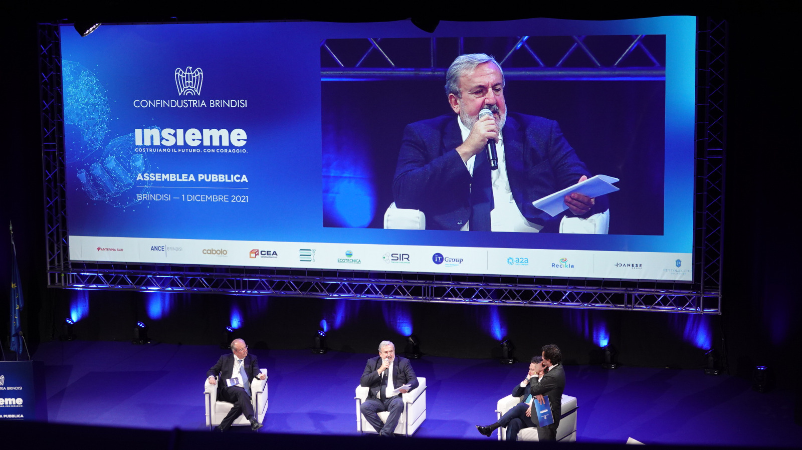 Galleria EMILIANO ALL’ASSEMBLEA DI CONFINDUSTRIA BRINDISI:  “VOGLIAMO TRASFORMARE BRINDISI NELLA CAPITALE DELL’INNOVAZIONE TECNOLOGICA DEL SALENTO” - Diapositiva 9 di 24