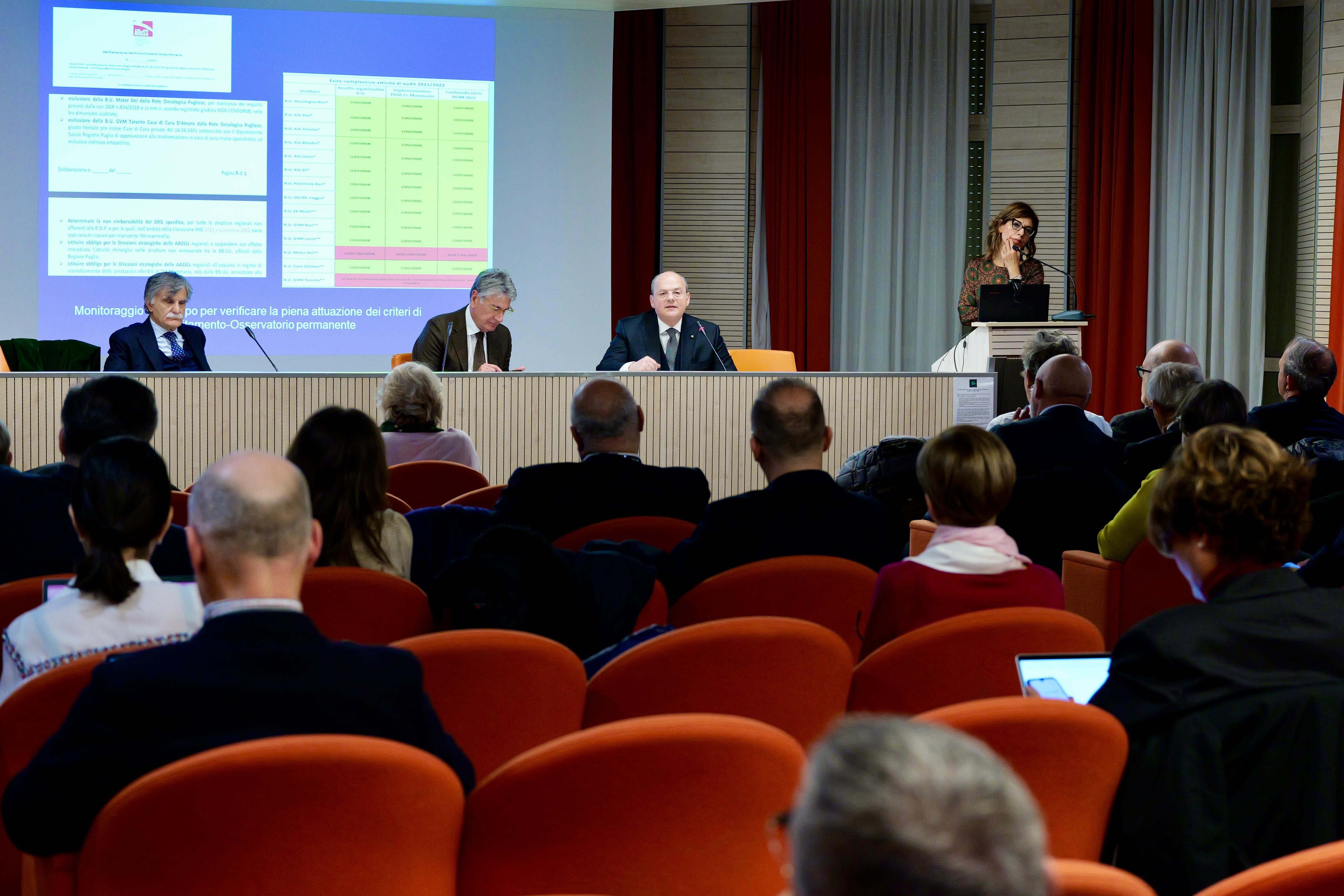 Galleria IL PRESIDENTE EMILIANO ALLA RIUNIONE DELL’UNITÀ DI COORDINAMENTO DELLA RETE ONCOLOGICA PUGLIESE: “PUNTARE ANCORA DI PIÙ SUI CENTRI DI ORIENTAMENTO” - Diapositiva 11 di 14