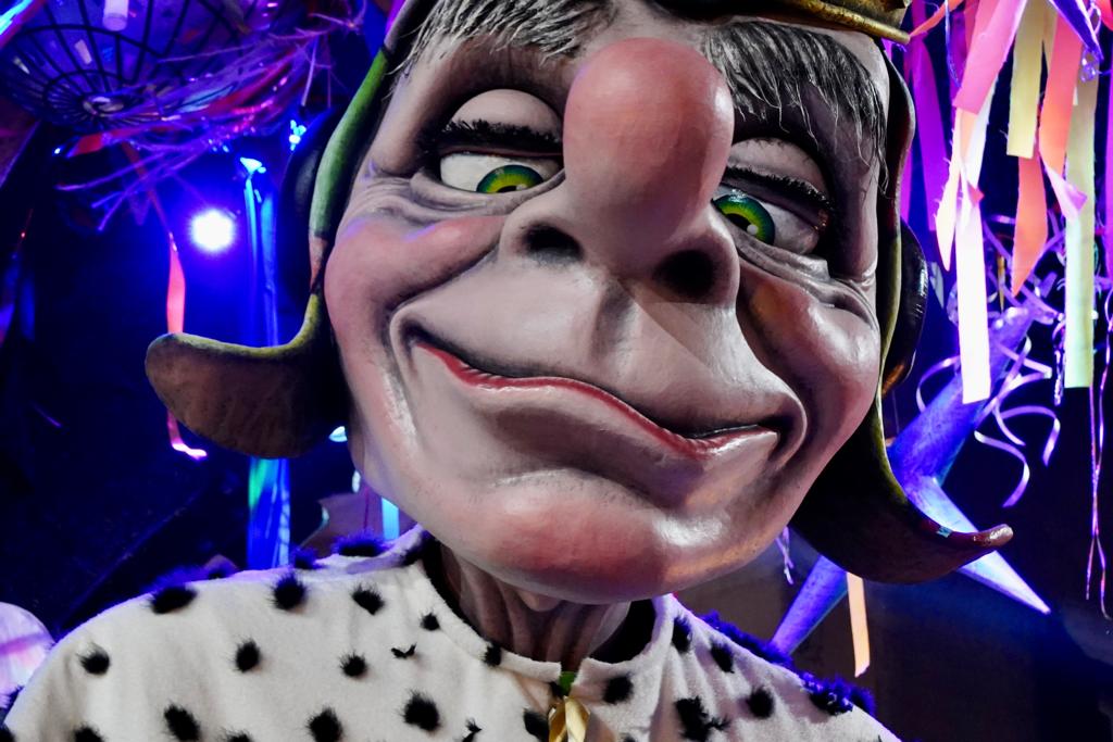 Galleria EMILIANO ALLA SFILATA DEI CARRI E DELLE MASCHERE DEL CARNEVALE DI PUTIGNANO: “ORGOGLIO DELLA PUGLIA”. - Diapositiva 14 di 17