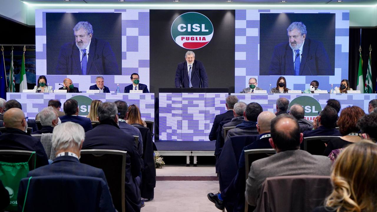 Galleria Il presidente Emiliano e gli assessori Leo, Palese, Pentassuglia al XIII Congresso regionale Cisl Puglia a Bari - Diapositiva 1 di 18