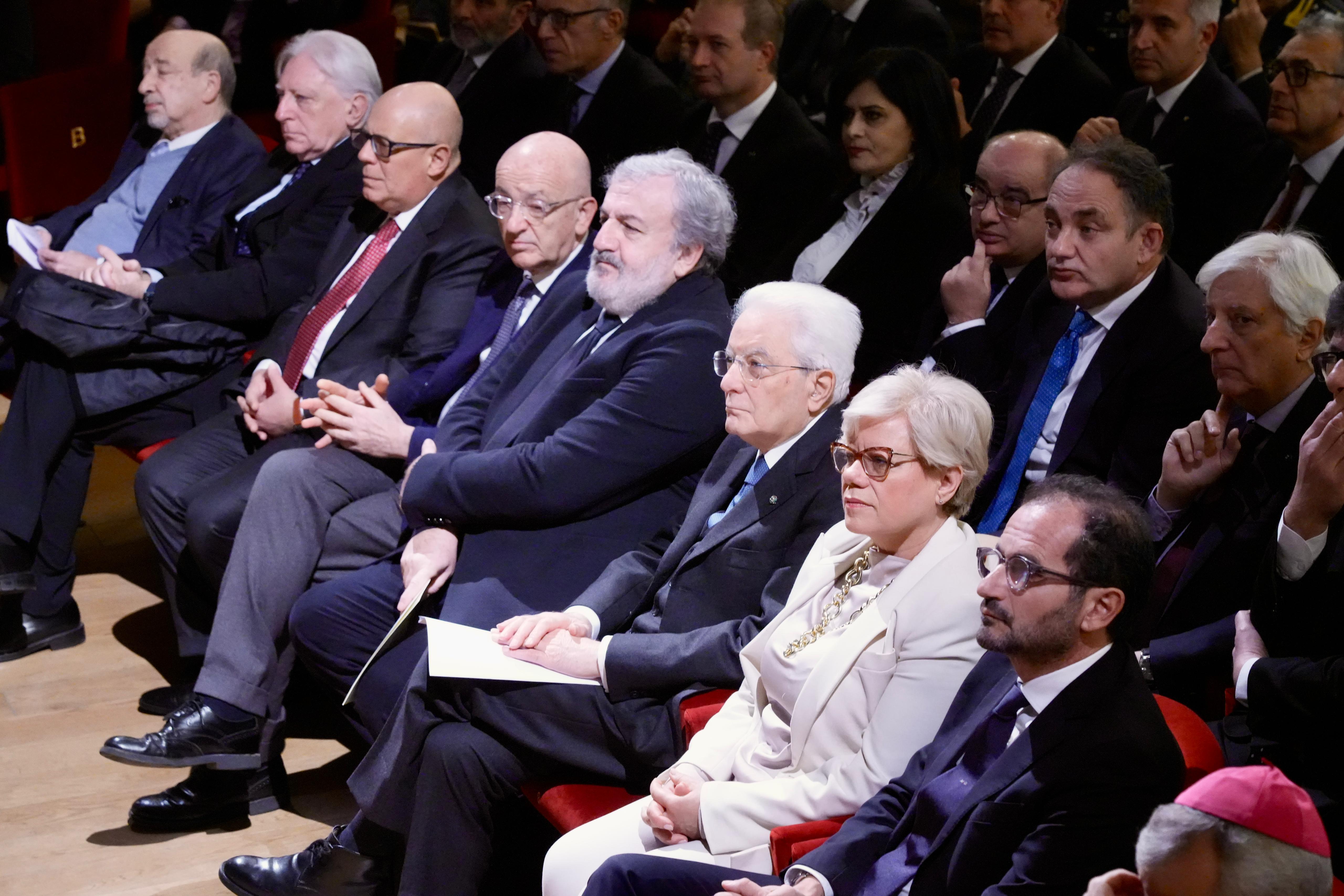 Galleria Il presidente della Repubblica Sergio Mattarella e il presidente della Regione Puglia Michele Emiliano alla mostra sulle stragi nazifasciste nella Guerra di Liberazione 1943-1945 - Diapositiva 9 di 17