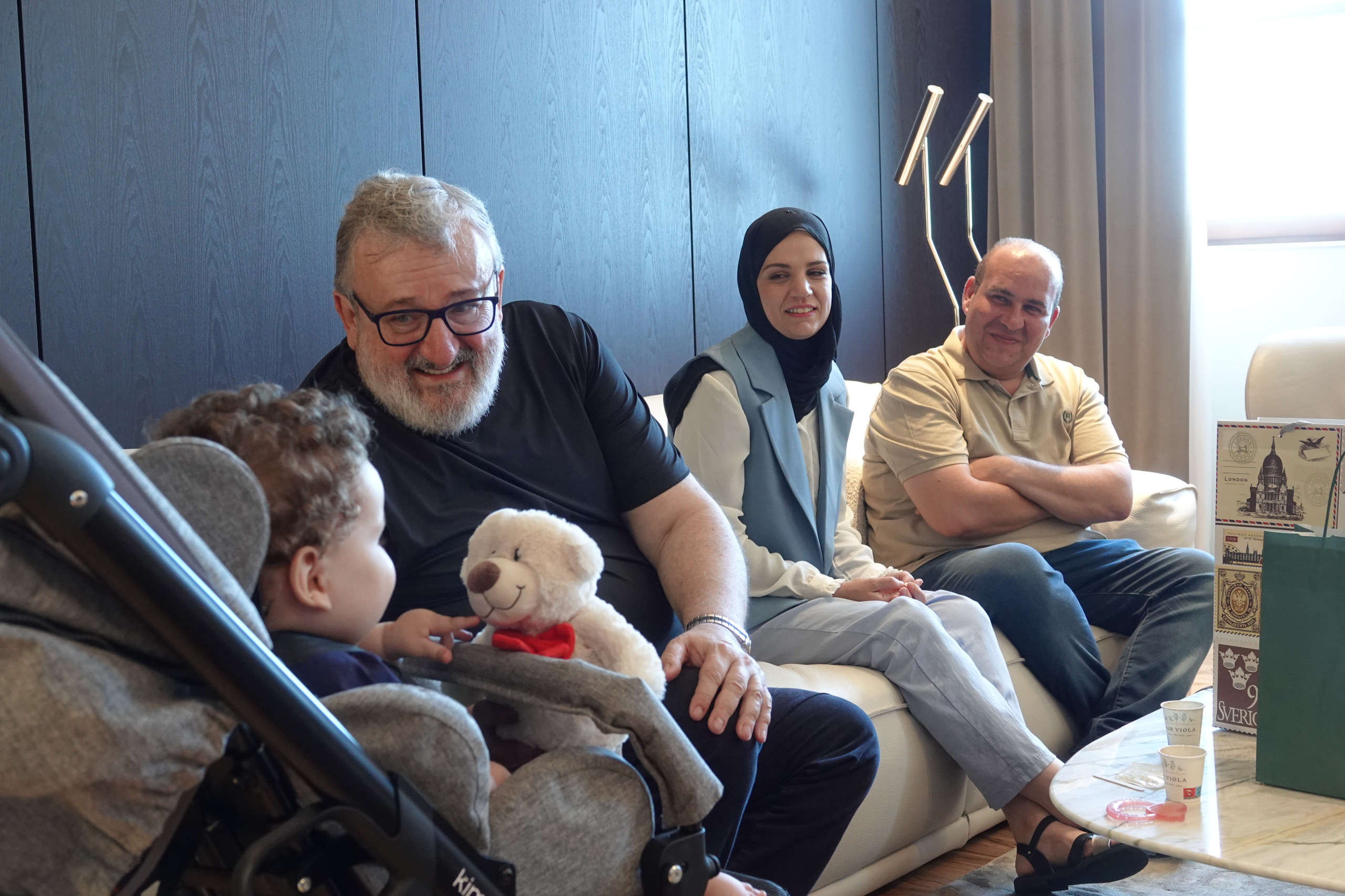 Galleria Il presidente Emiliano incontra la famiglia del bambino palestinese affetto da Sma di tipo 1 in cura a Bari - Diapositiva 4 di 6