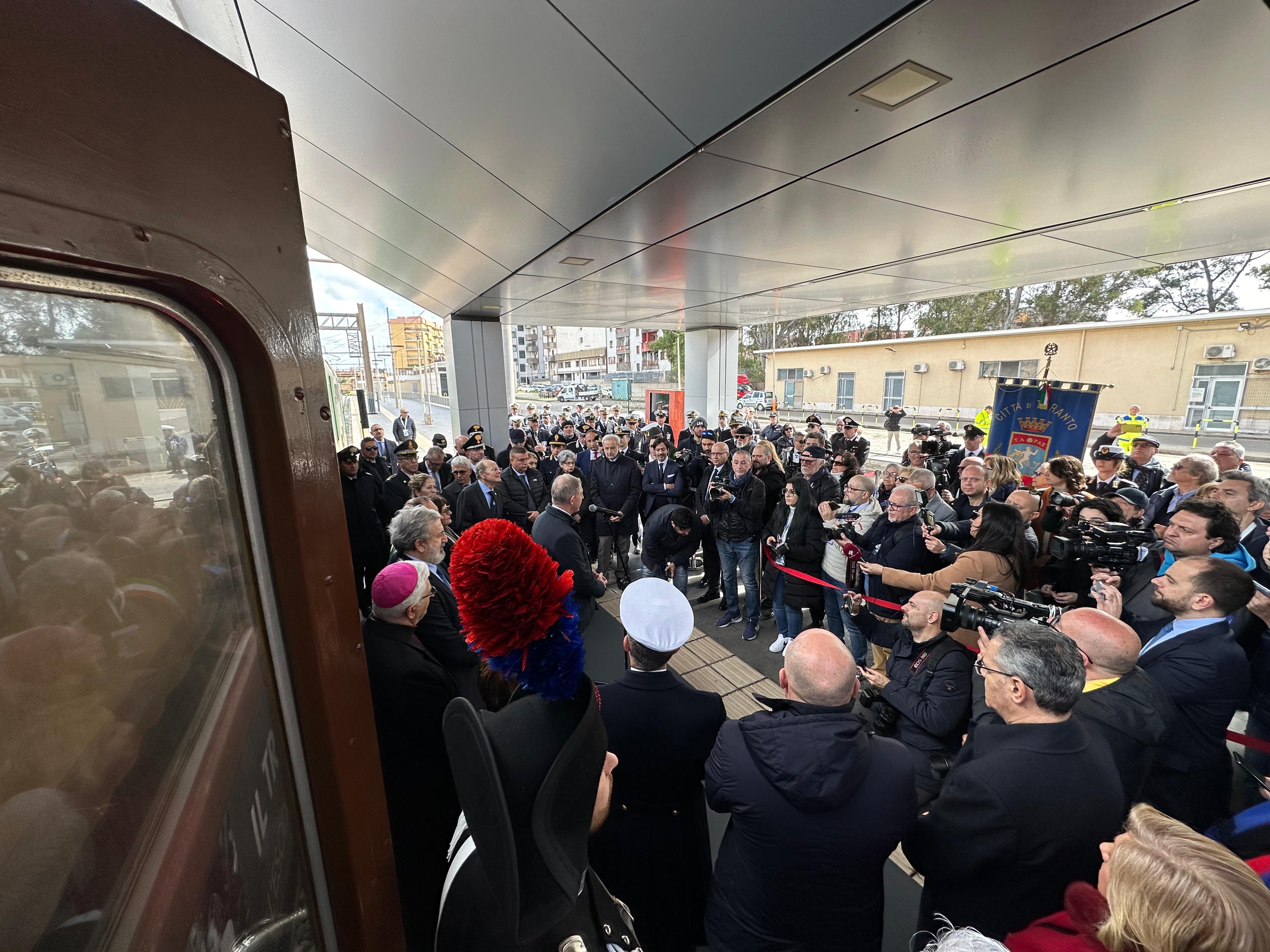 Galleria Treno del Ricordo, cerimonia di chiusura a Taranto con Emiliano, Di Bari e il ministro Urso - Diapositiva 3 di 15