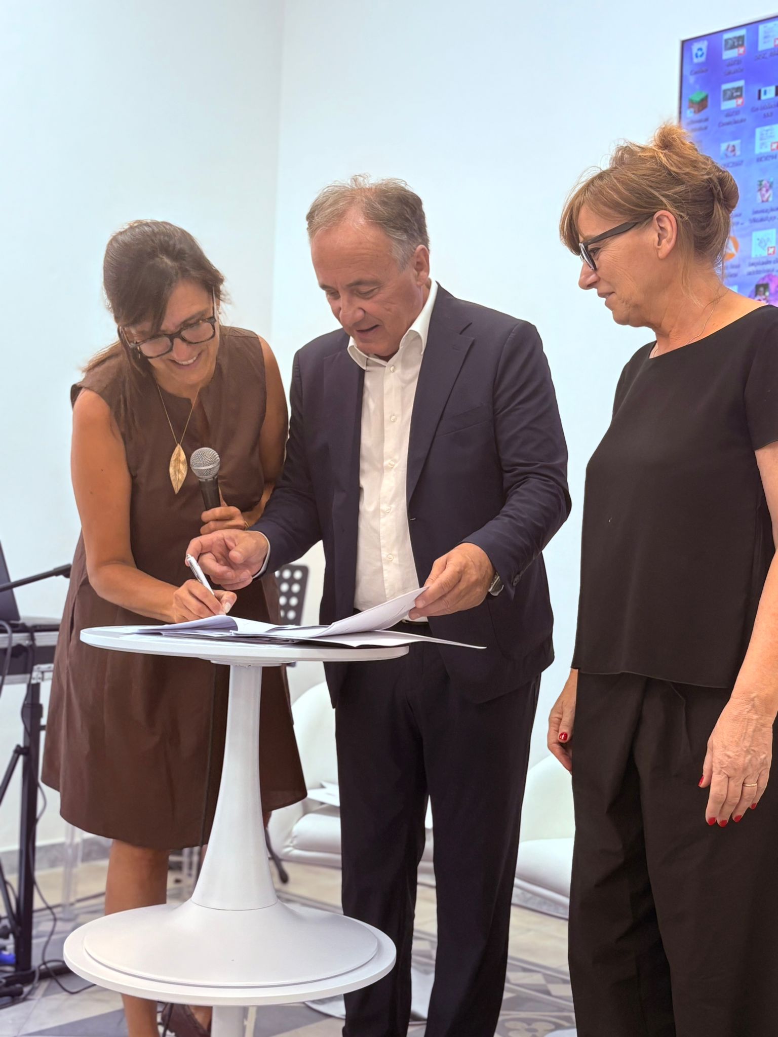 Galleria Emiliano e Leo: “Oltre 300 milioni di euro per il potenziamento di residenze universitarie, scuole, università e spazi per la didattica. Un traguardo storico per la Puglia” - Diapositiva 7 di 11