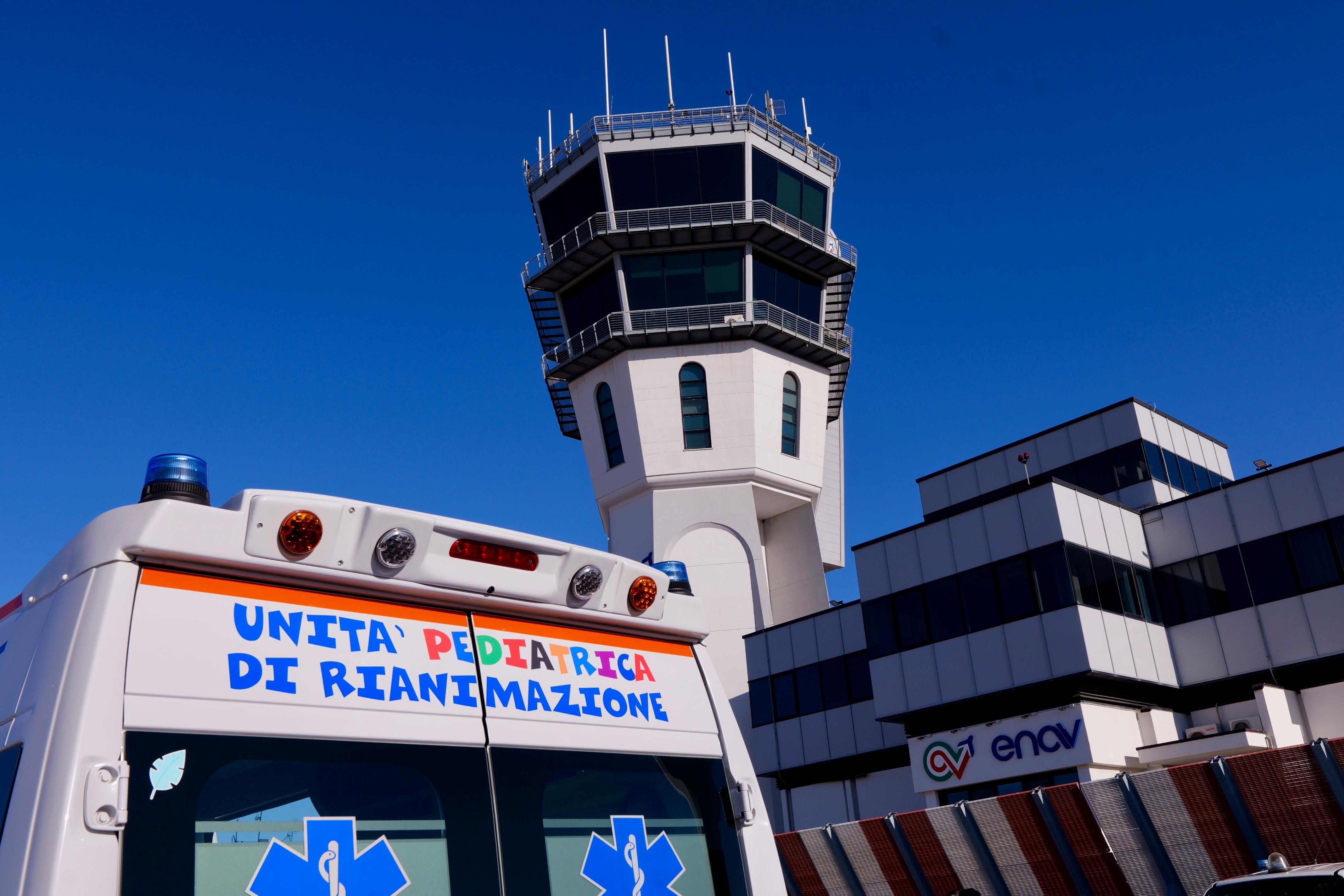 Galleria EMILIANO E PIEMONTESE ACCOLGONO UNA FAMIGLIA PALESTINESE DA GAZA CHE ACCOMPAGNA UNA BAMBINA CHE SARÀ CURATA DAL POLICLINICO DI BARI - Diapositiva 9 di 10