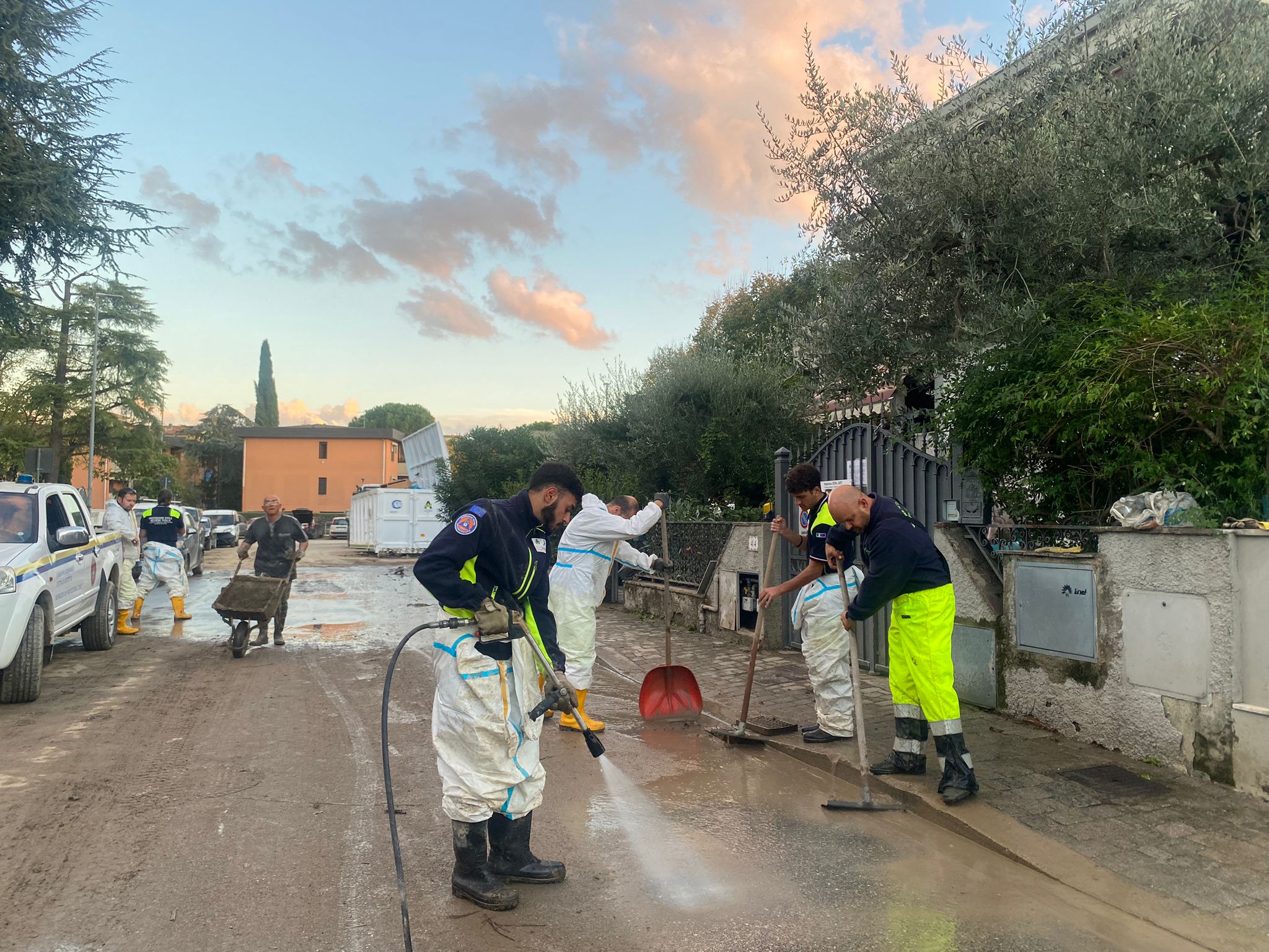 Galleria EMERGENZA ALLUVIONE, EMILIANO E GIANI A CAMPI BISENZIO CON LA COLONNA MOBILE DELLA PROTEZIONE CIVILE  - Diapositiva 16 di 18