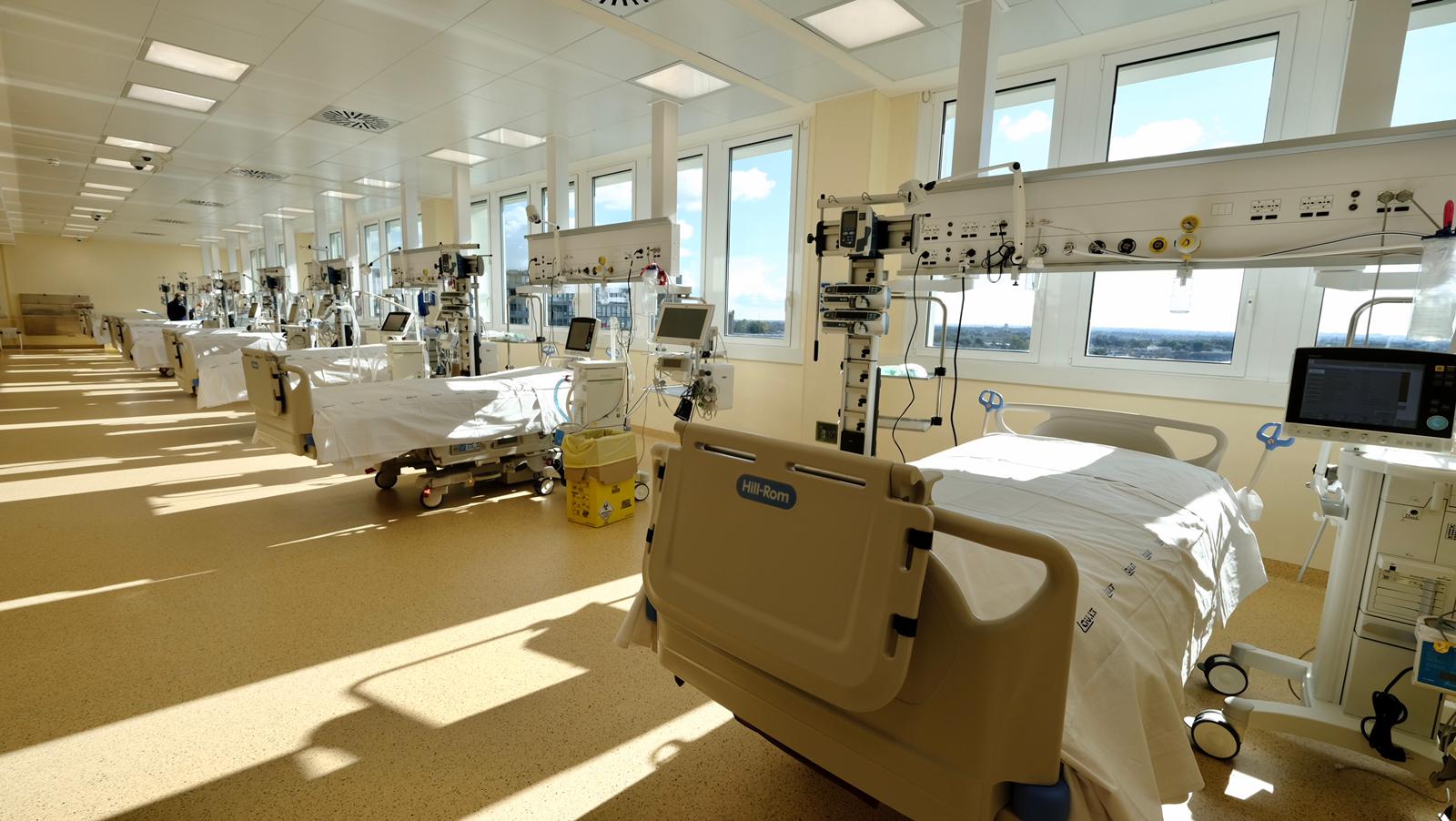 Galleria Potenziamento della rete ospedaliera. Attivati sedici posti di terapia intensiva respiratoria Covid al Dea “V. Fazzi” - Diapositiva 7 di 19