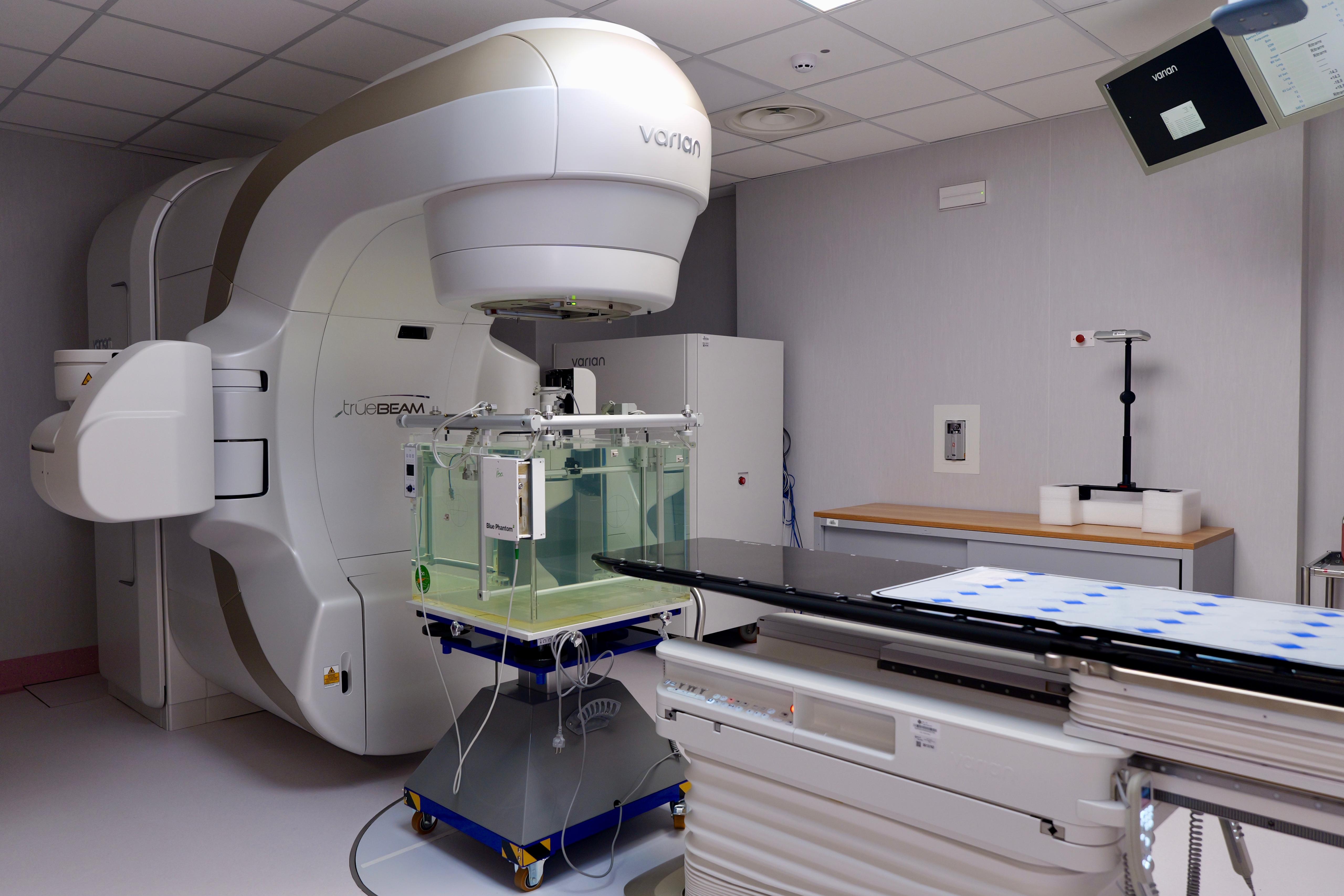 Galleria OSPEDALE DIMICCOLI DI BARLETTA: EMILIANO, PIEMONTESE E DIMATTEO ALL’ATTIVAZIONE DEL SECONDO  NUOVO ACCELERATORE LINEARE - Diapositiva 11 di 16