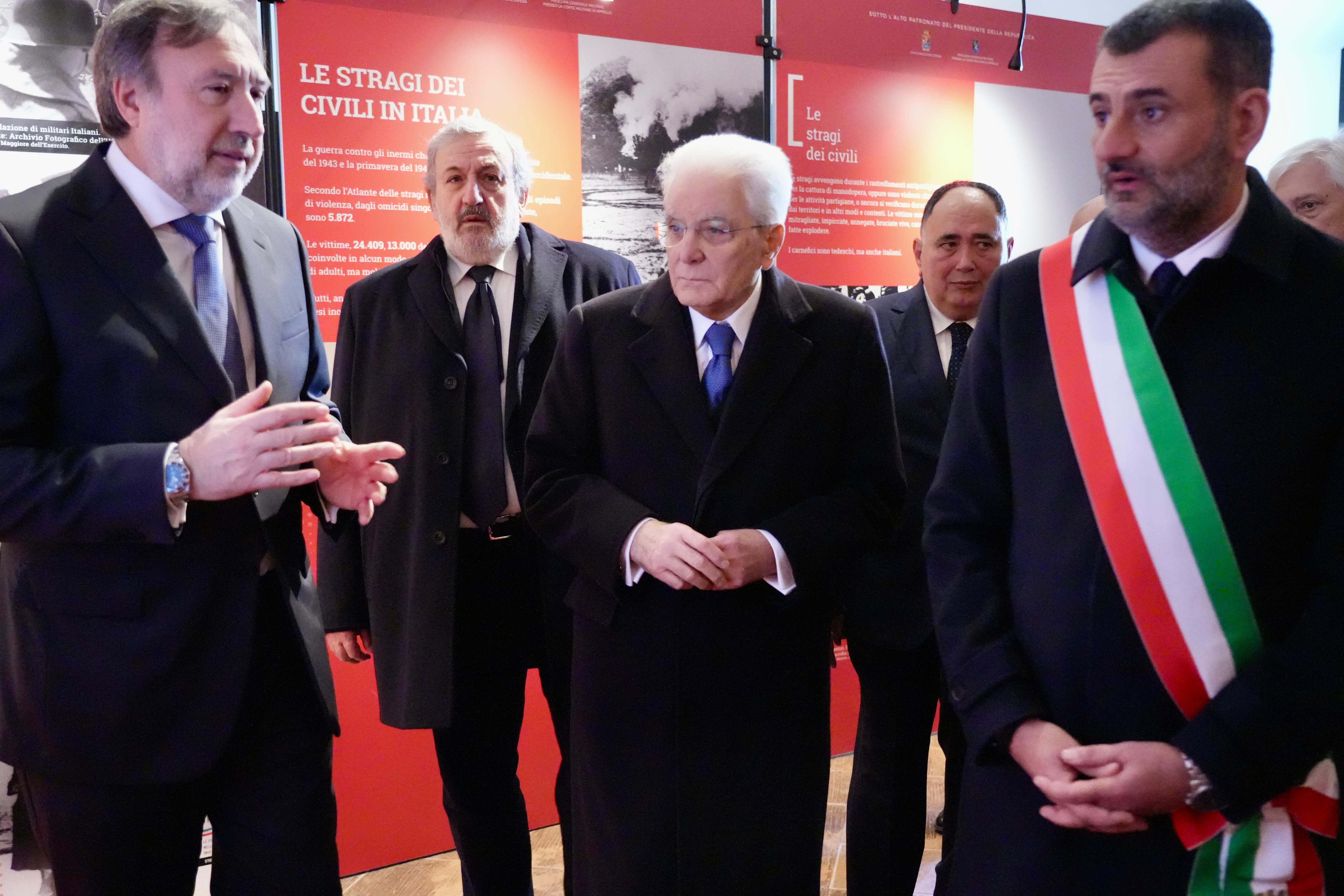 Galleria Il presidente della Repubblica Sergio Mattarella e il presidente della Regione Puglia Michele Emiliano alla mostra sulle stragi nazifasciste nella Guerra di Liberazione 1943-1945 - Diapositiva 8 di 17