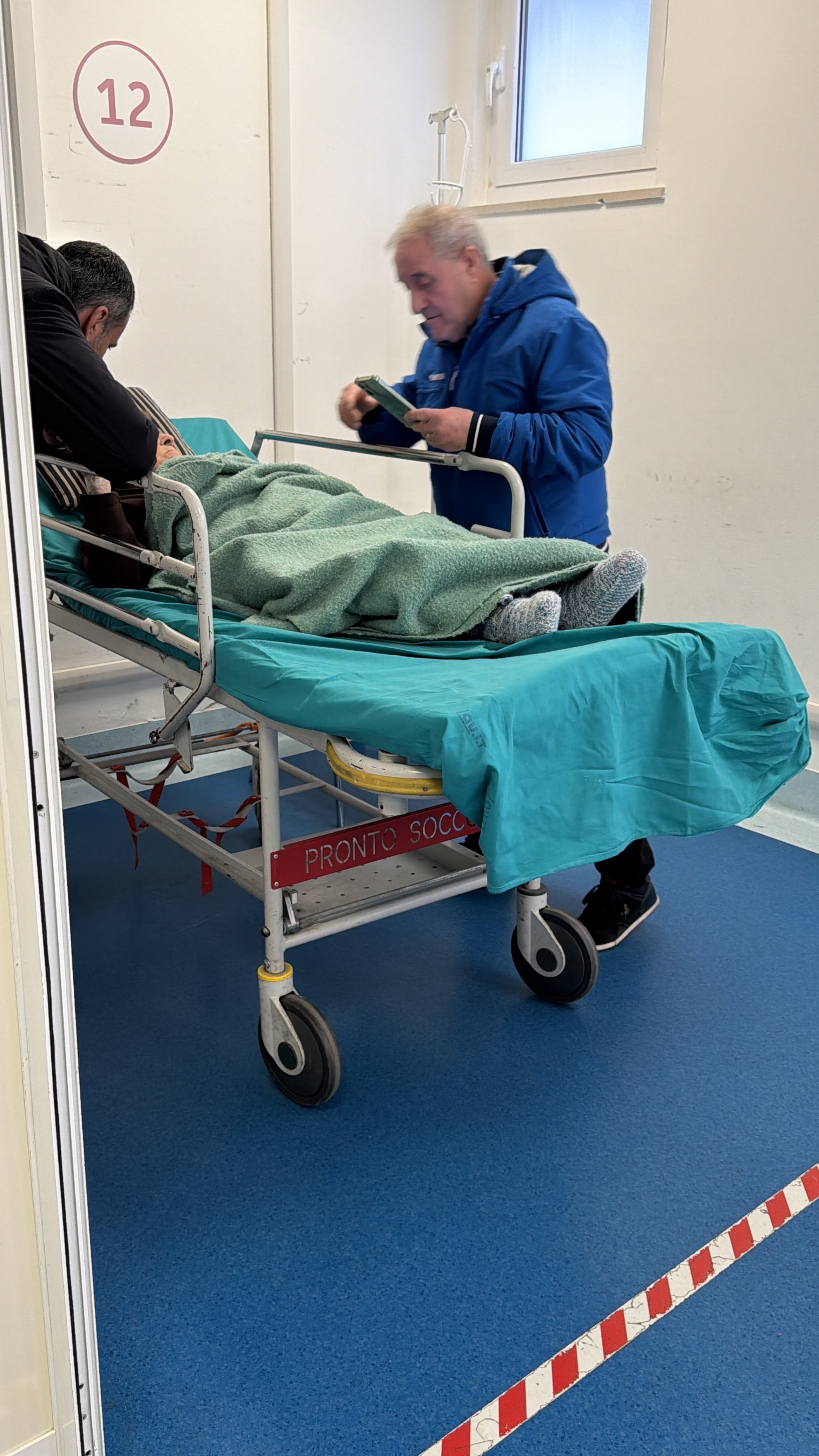 Galleria SOPRALLUOGO DEL PRESIDENTE DECARO E DELL’ASSESSORE PENTASSUGLIA ALL’OSPEDALE “PERRINO” DI BRINDISI - Diapositiva 2 di 3