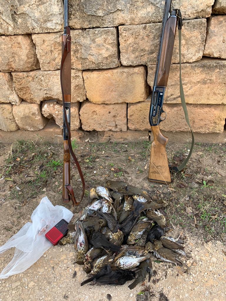 Galleria NUCLEO DI VIGILANZA AMBIENTALE DELLA REGIONE PUGLIA: DENUNCIATE PER BRACCONAGGIO TRE PERSONE E SEQUESTRATE ARMI, SELVAGGINA E RICHIAMI    - Diapositiva 3 di 3