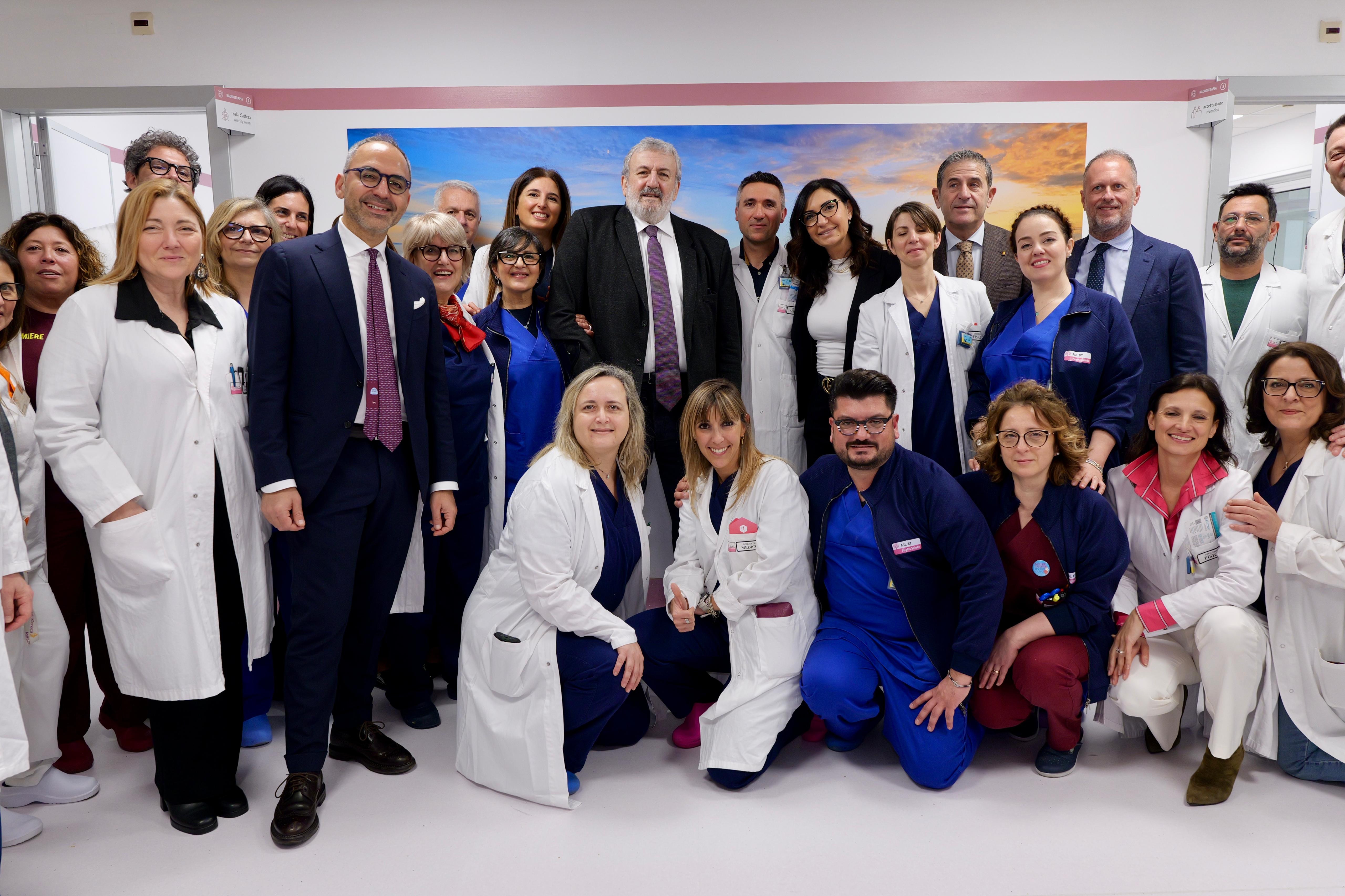 Galleria OSPEDALE DIMICCOLI DI BARLETTA: EMILIANO, PIEMONTESE E DIMATTEO ALL’ATTIVAZIONE DEL SECONDO  NUOVO ACCELERATORE LINEARE - Diapositiva 2 di 16