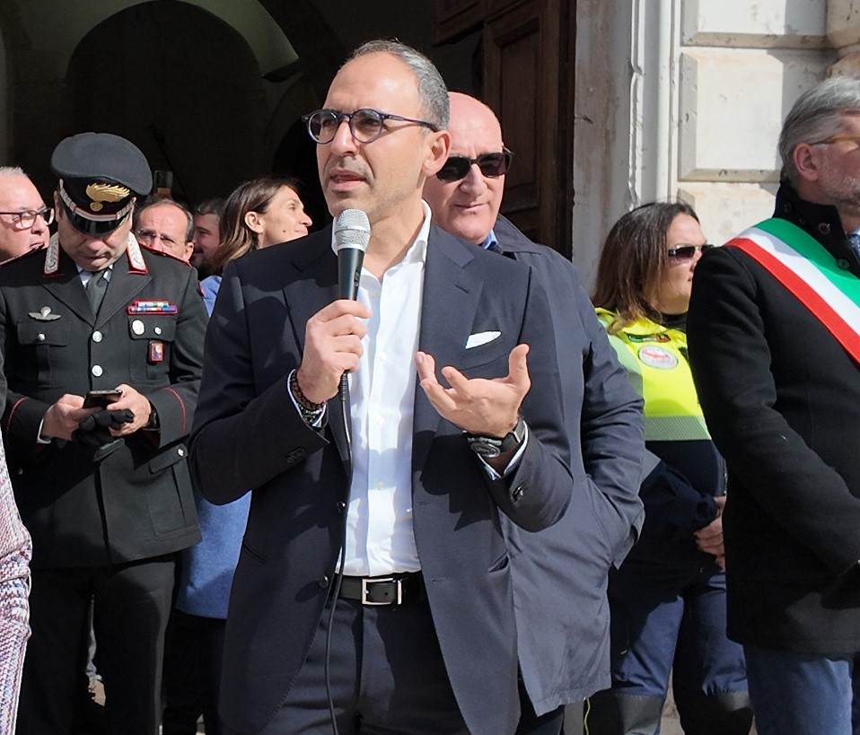 Galleria EMILIANO, CON PIEMONTESE E BARONE, ALL’INAUGURAZIONE DI UNA CASA ALLOGGIO PER PERSONE DIVERSAMENTE ABILI A SAN NICANDRO GARGANICO: “LA REGIONE È AL FIANCO DELLE CITTÀ PUGLIESI” - Diapositiva 6 di 8