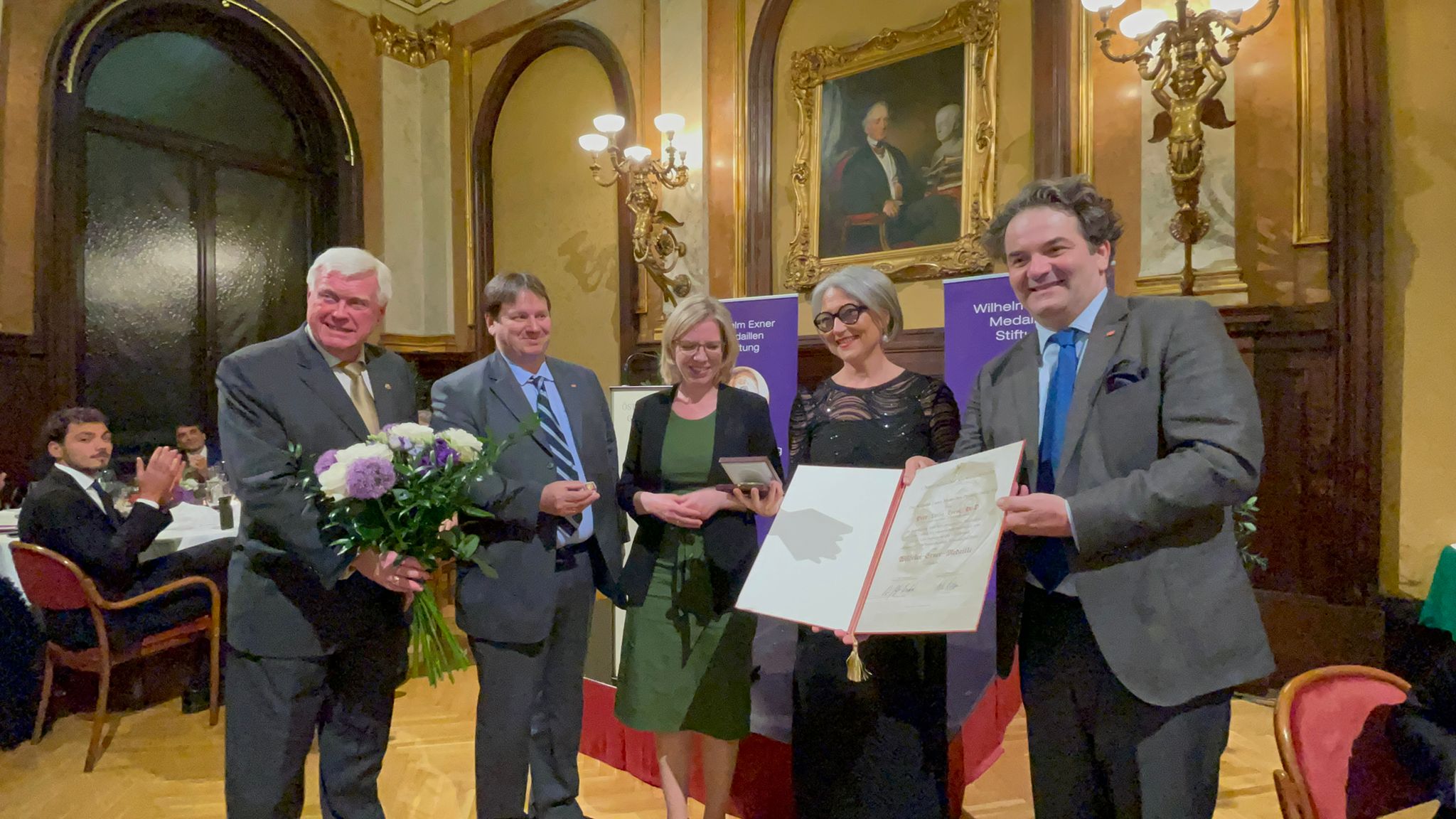 Galleria Premiata a Vienna la professoressa Luisa Torsi: la cerimonia con la ministra dell’Ambiente d’Austria, il presidente della Regione Puglia e l’ambasciatore italiano - Diapositiva 2 di 5