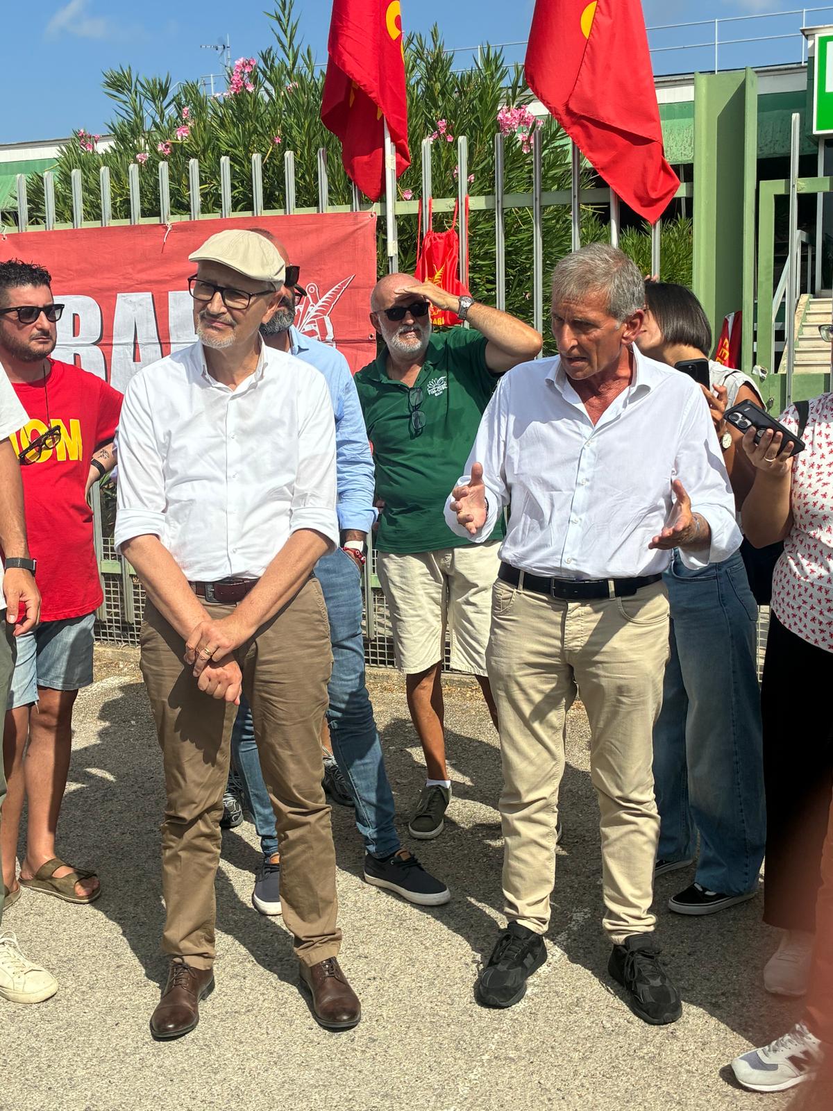 Galleria Brovedani di Modugno, Di Sciascio ai cancelli: “Nessun licenziamento, la Regione al fianco dei 40 lavoratori. Tavolo SEPAC permanente per ridare un futuro” - Diapositiva 2 di 3